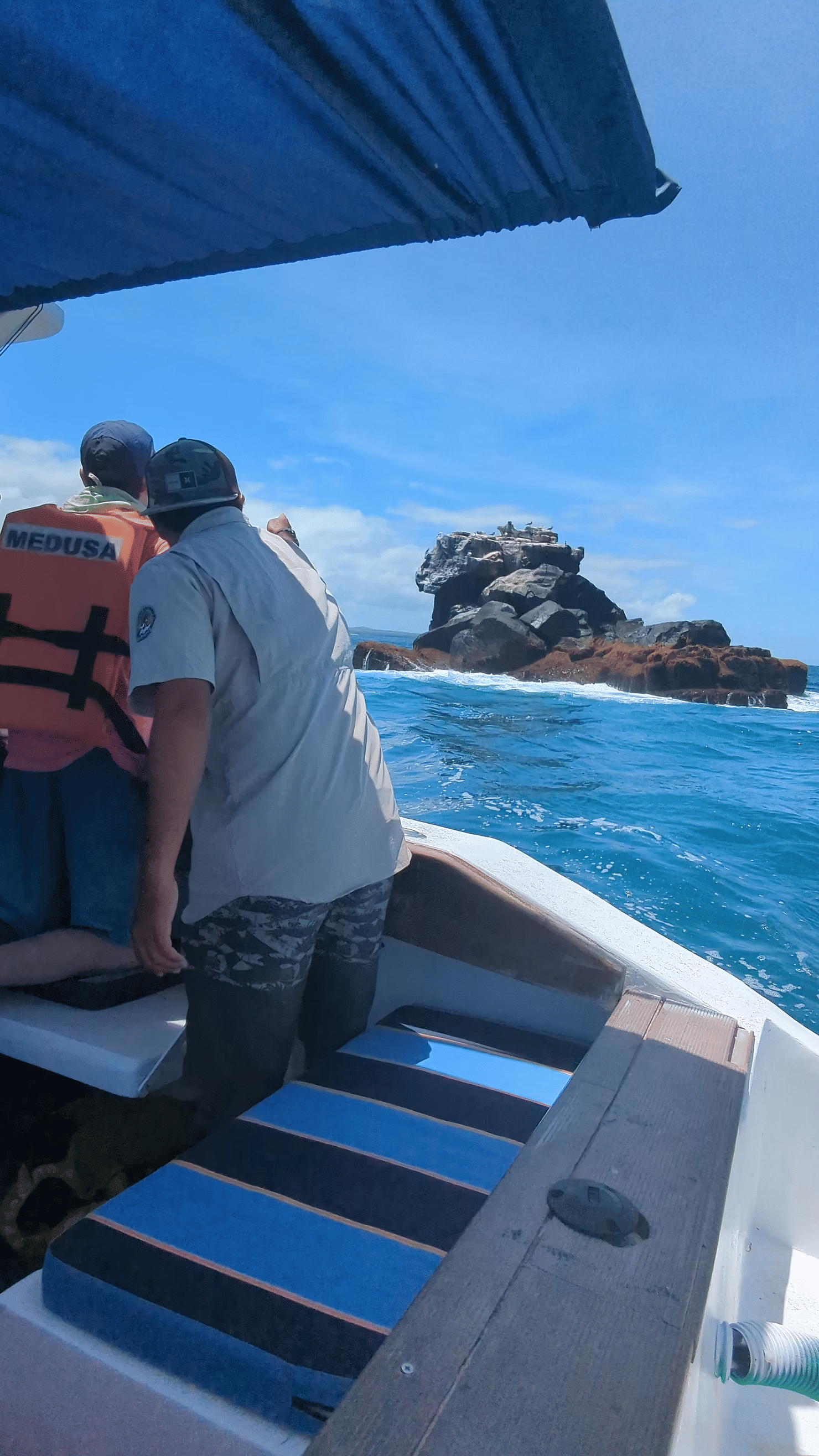 Boat approaching Roca Union on the way to Los Tuneles