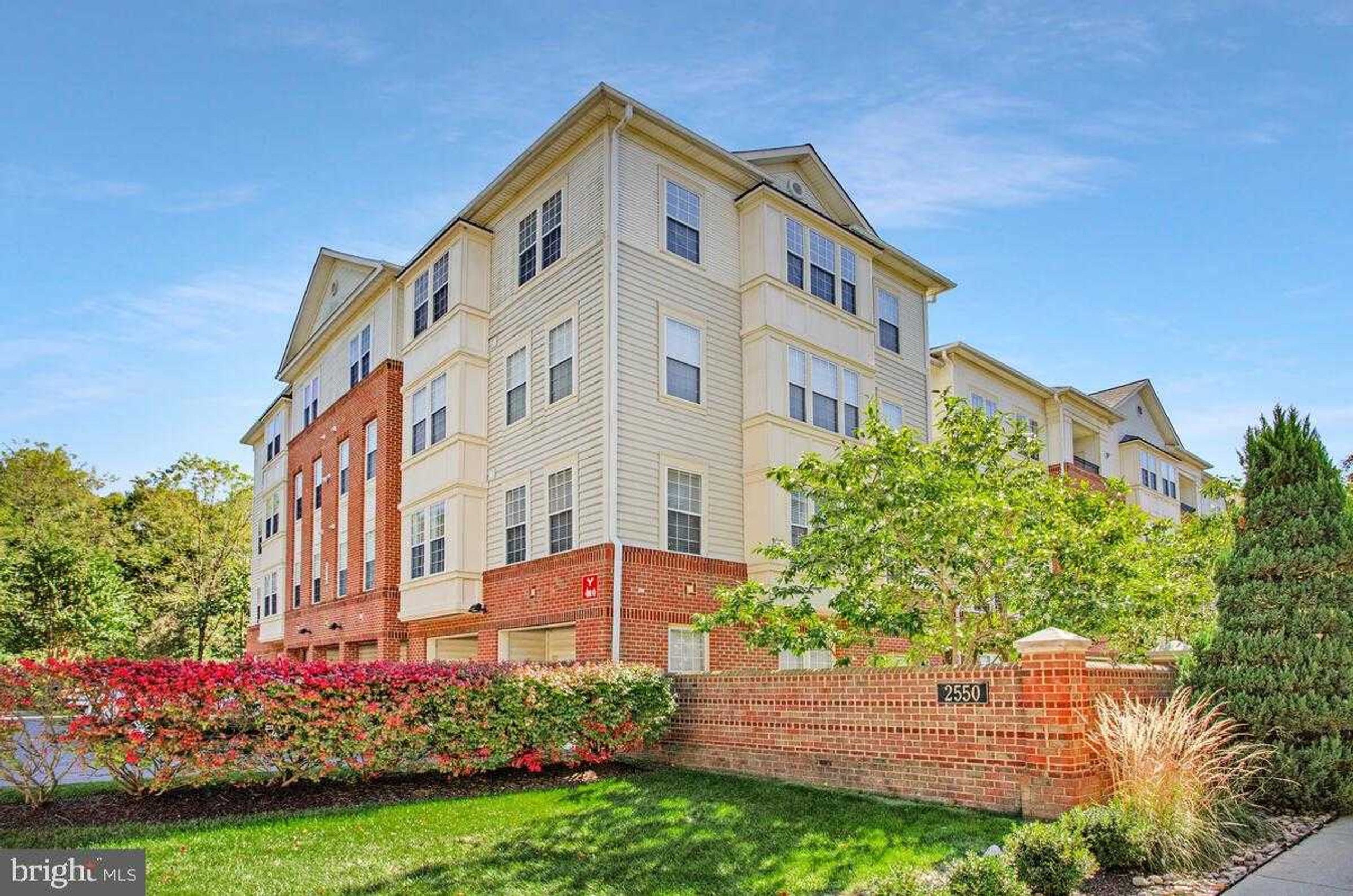 2550 Kensington Gdns Unit 205
