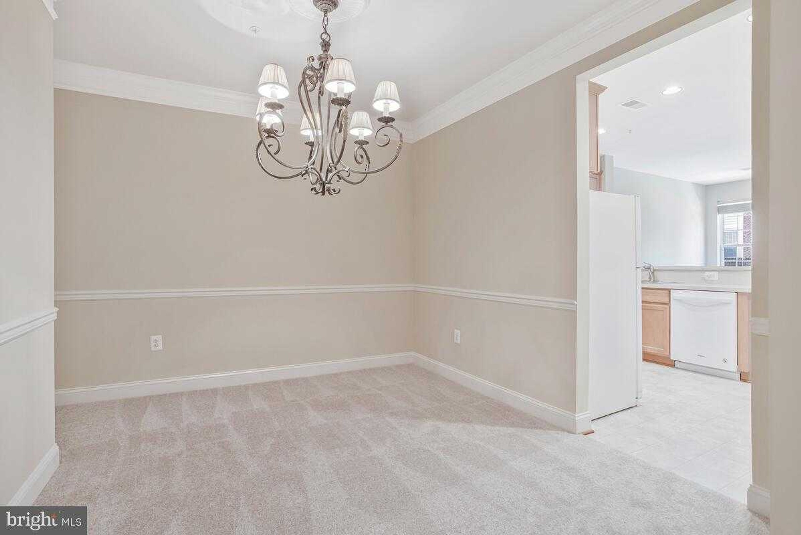 2550 Kensington Gdns Unit 205 photo 13