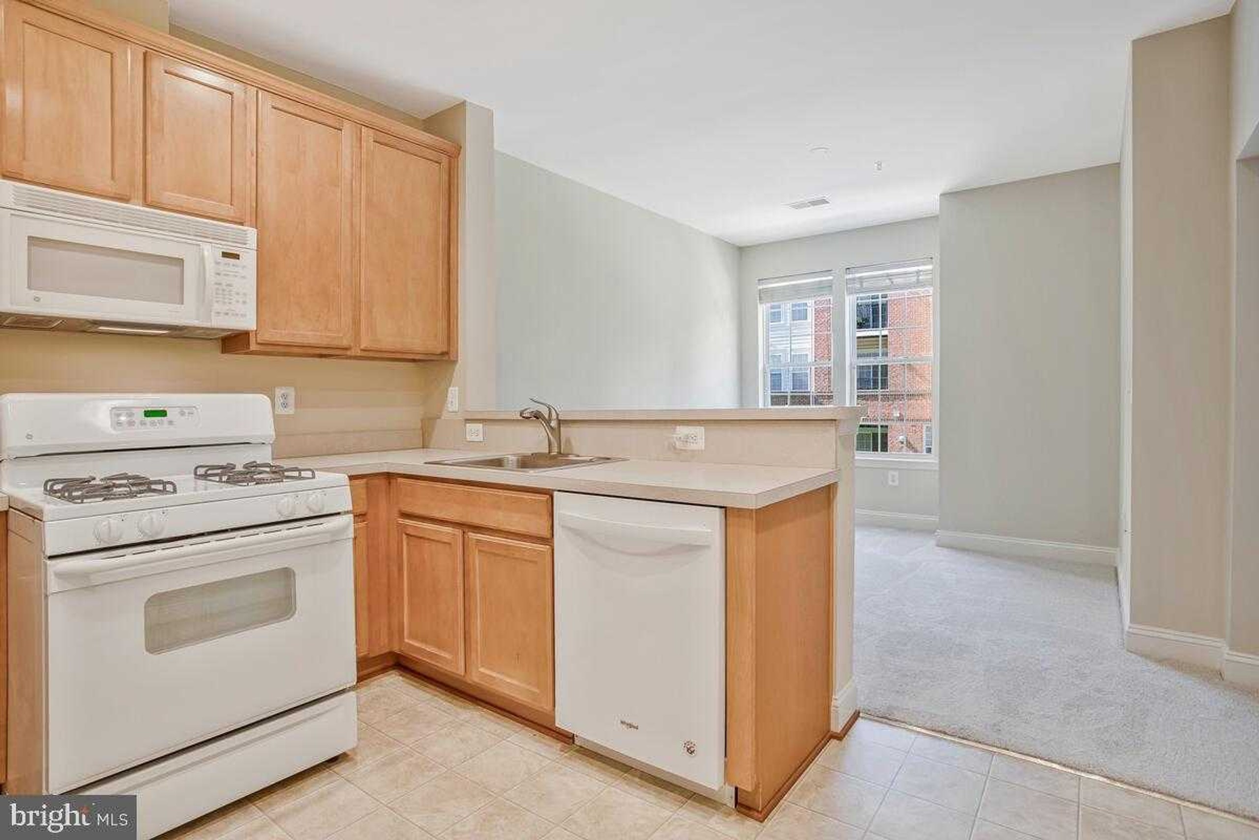 2550 Kensington Gdns Unit 205 photo 14