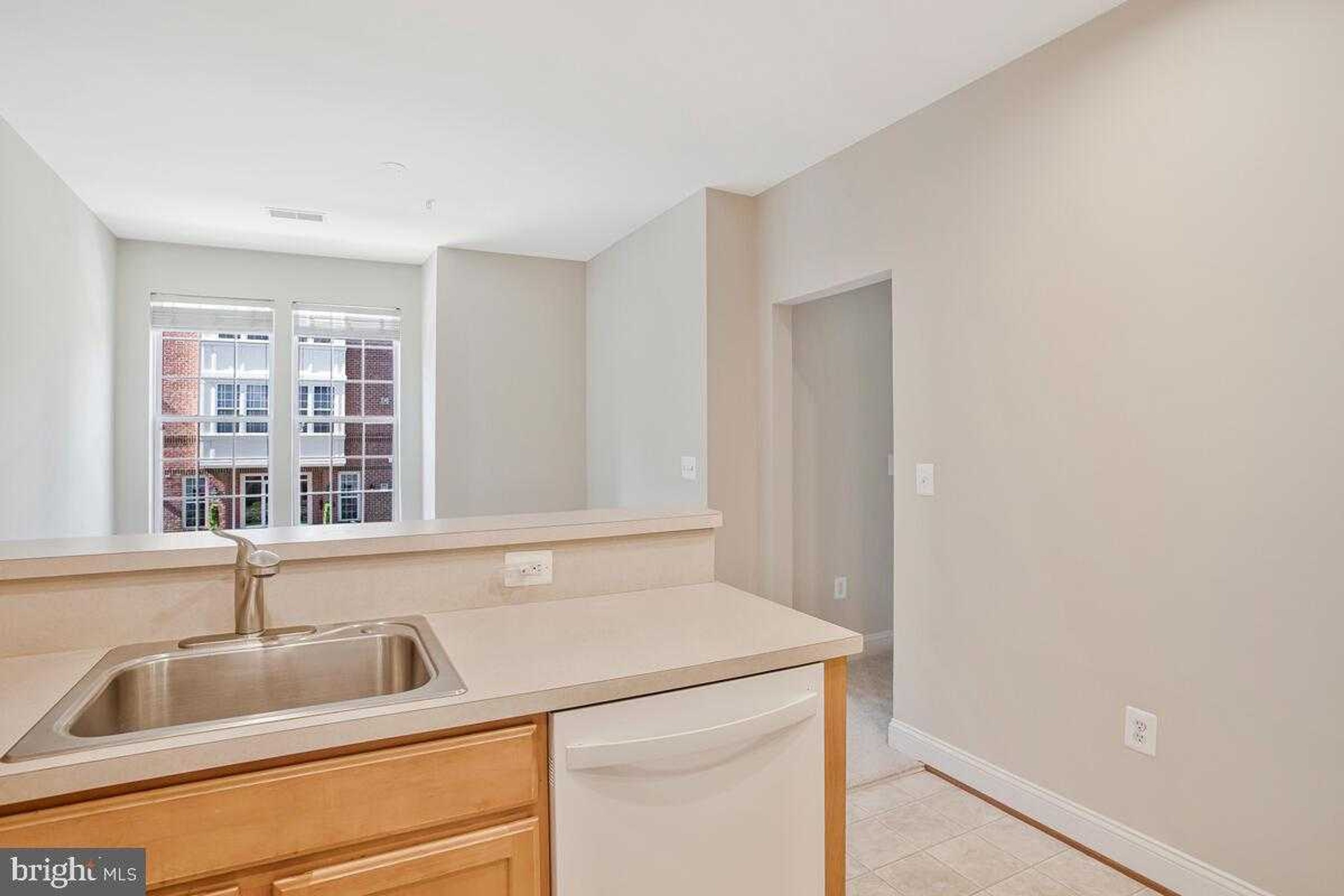 2550 Kensington Gdns Unit 205 photo 15