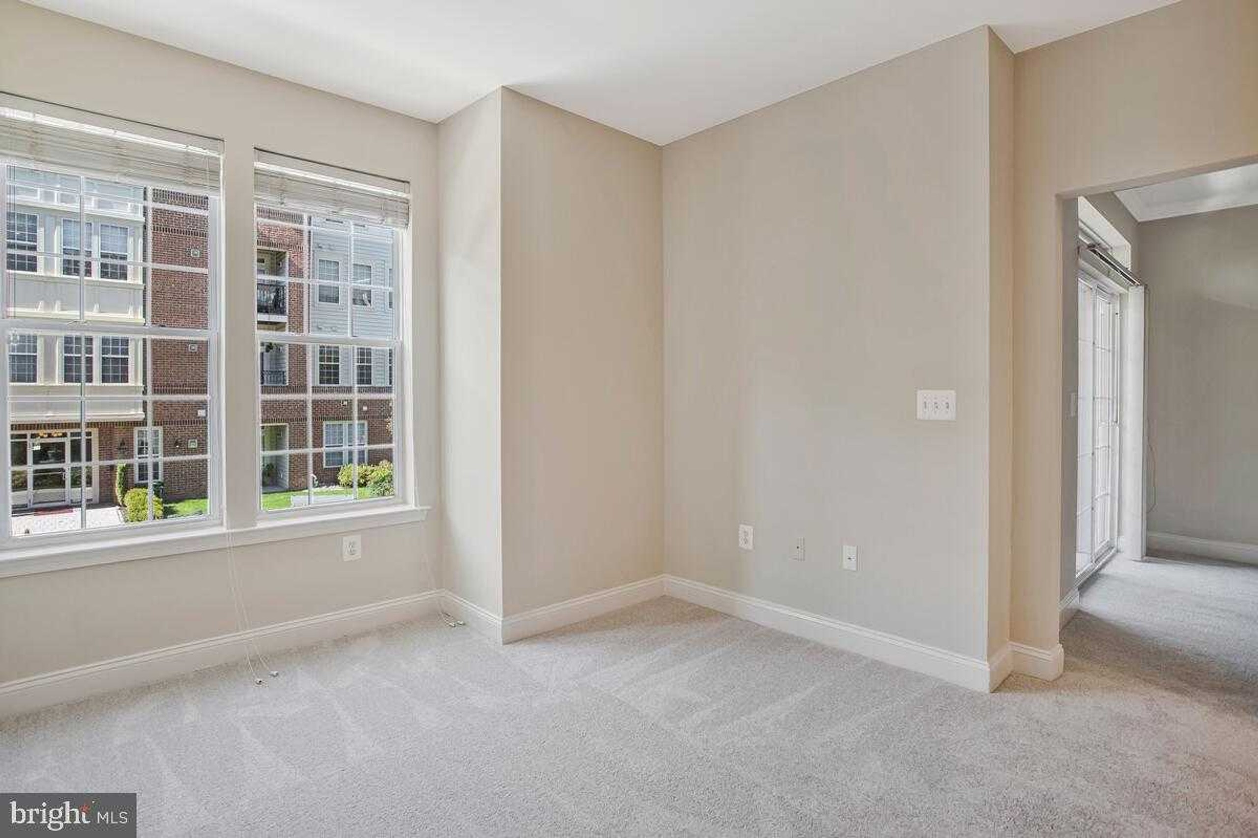2550 Kensington Gdns Unit 205 photo 16