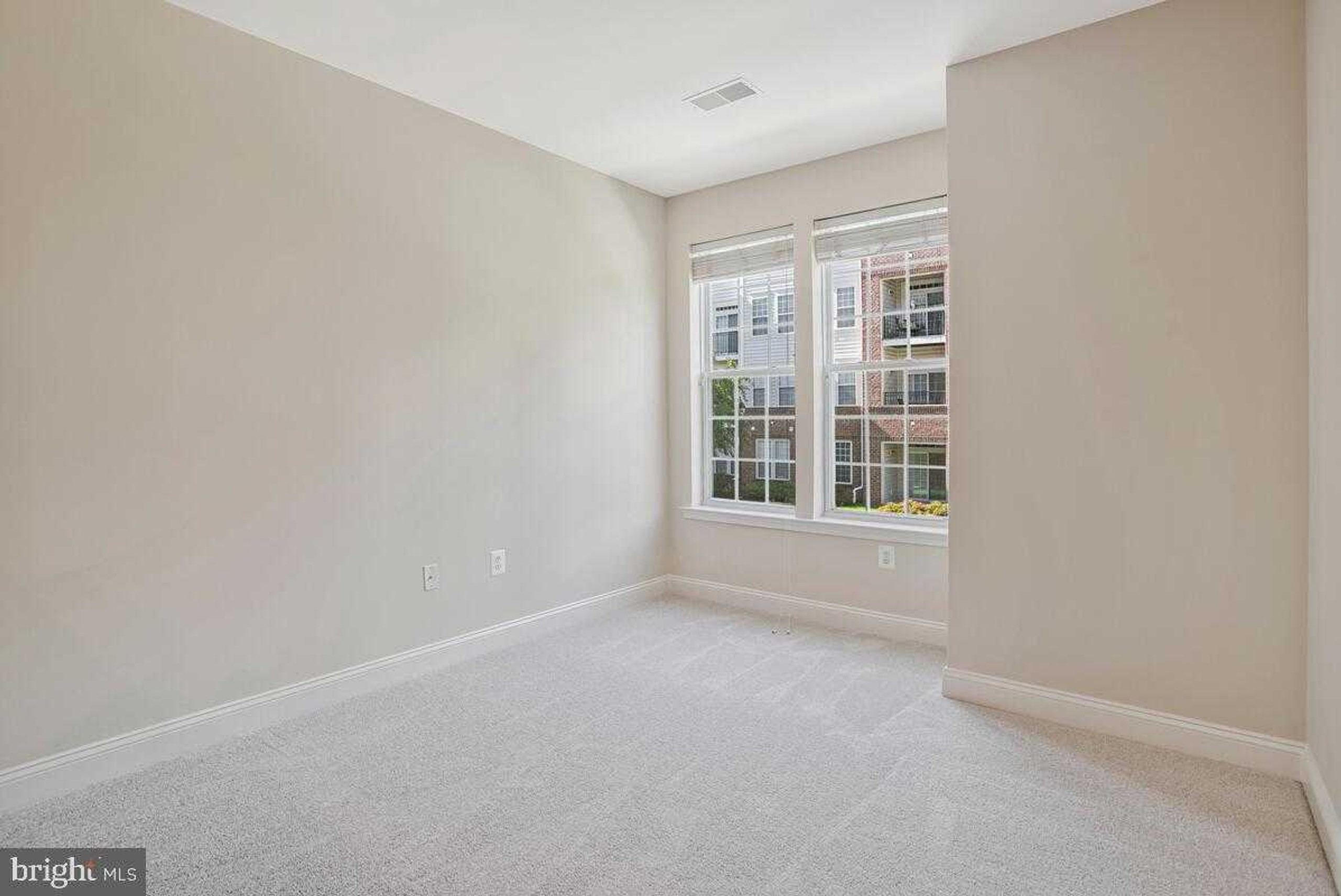 2550 Kensington Gdns Unit 205 photo 17