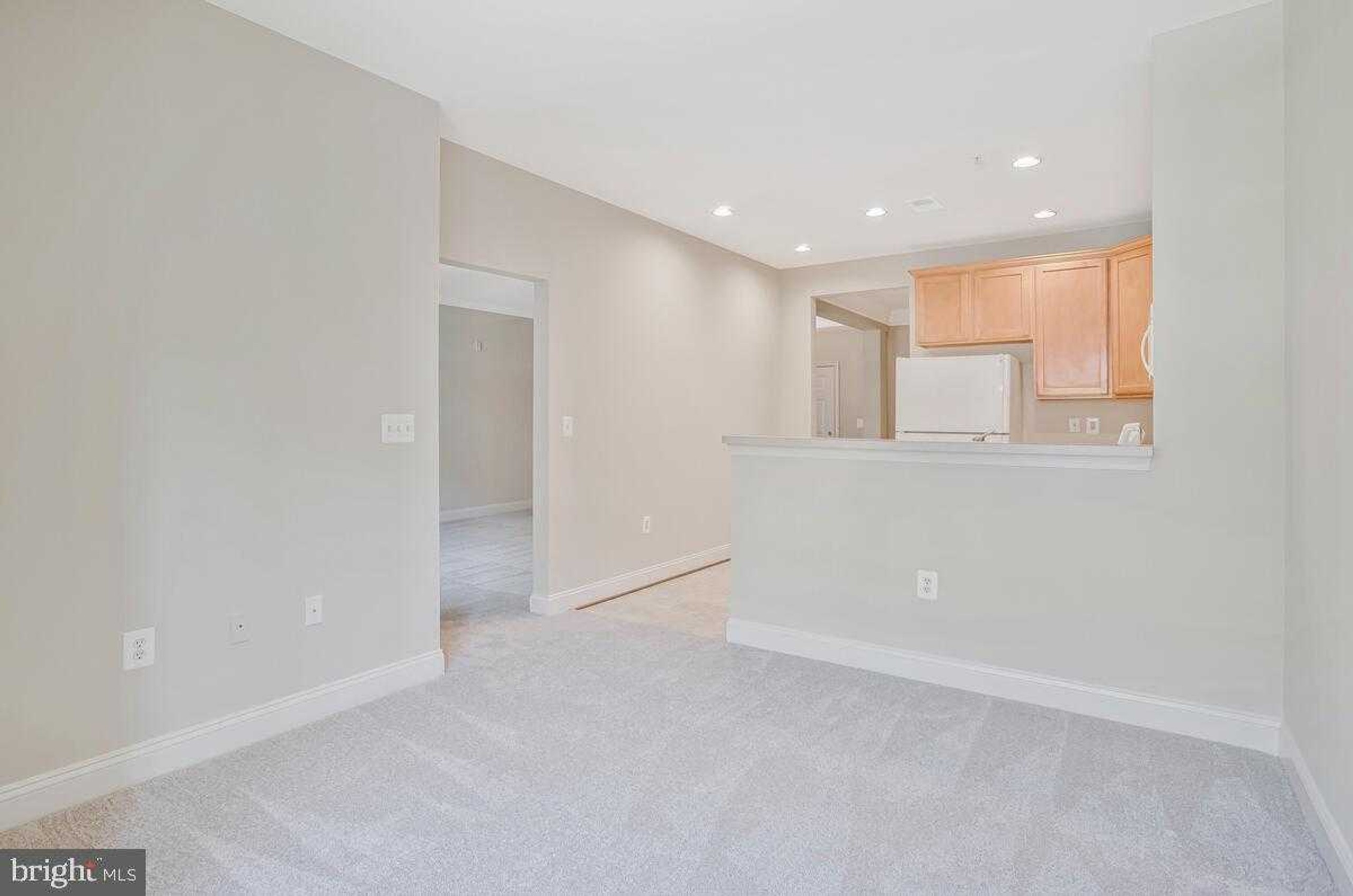 2550 Kensington Gdns Unit 205 photo 18
