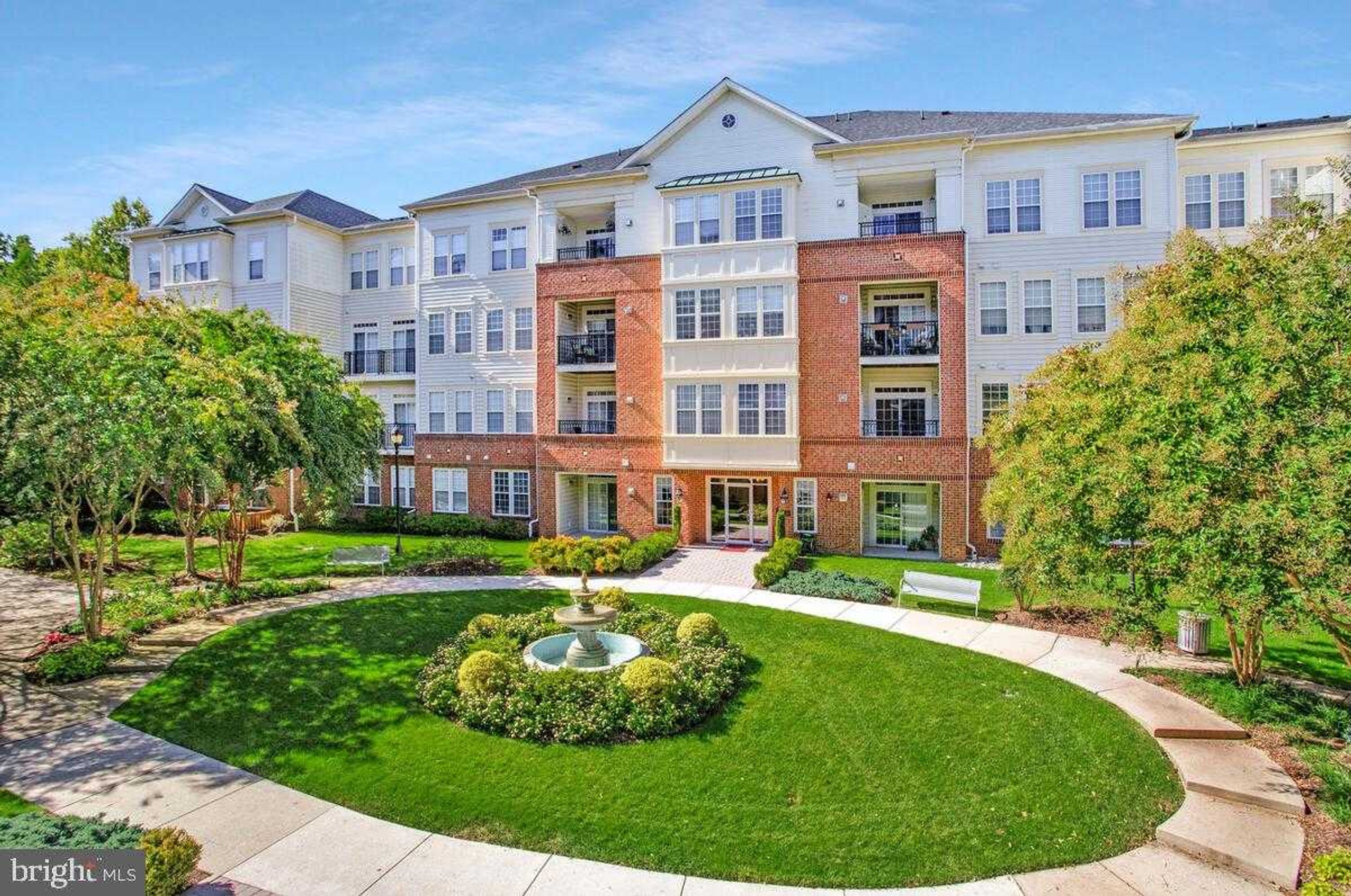 2550 Kensington Gdns Unit 205 photo 2