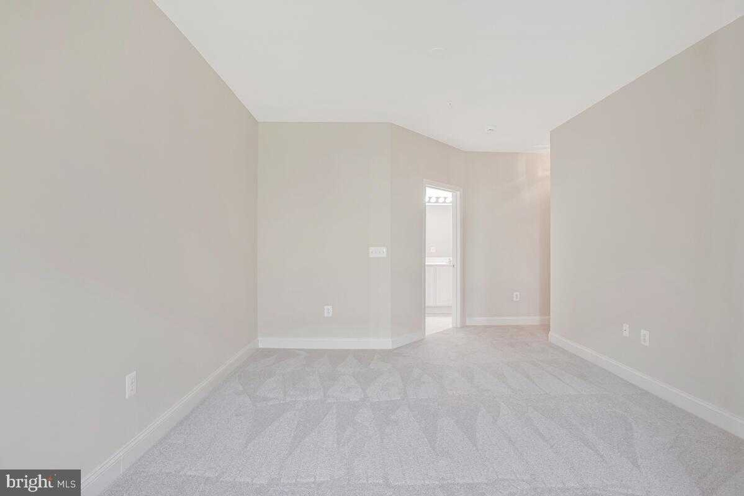 2550 Kensington Gdns Unit 205 photo 20
