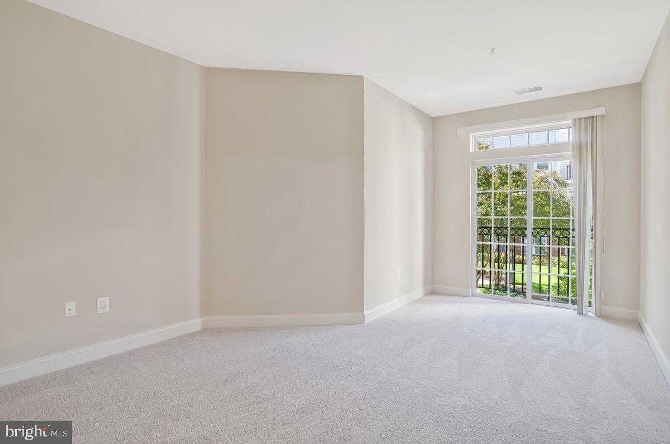 2550 Kensington Gdns Unit 205 photo 21