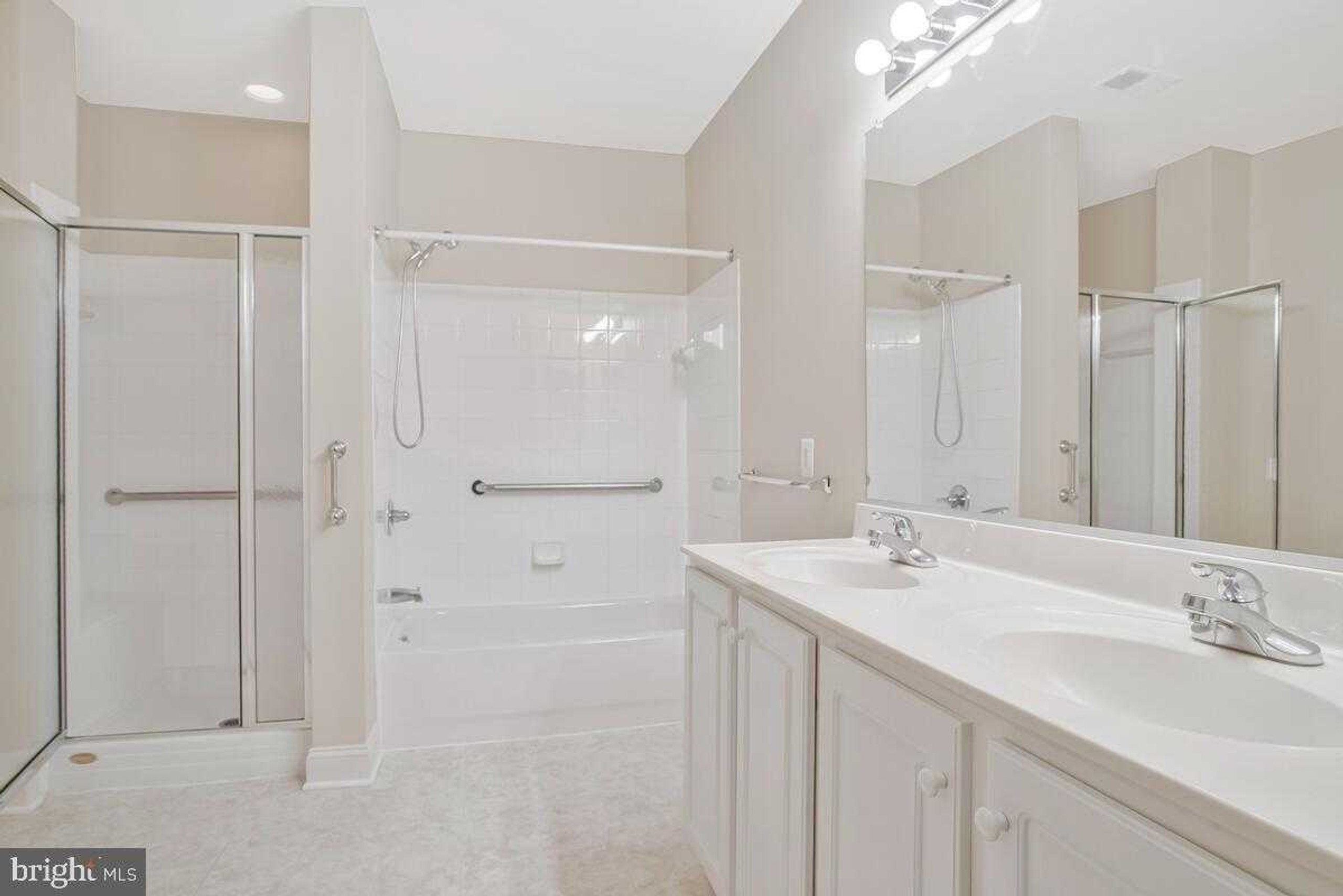 2550 Kensington Gdns Unit 205 photo 22