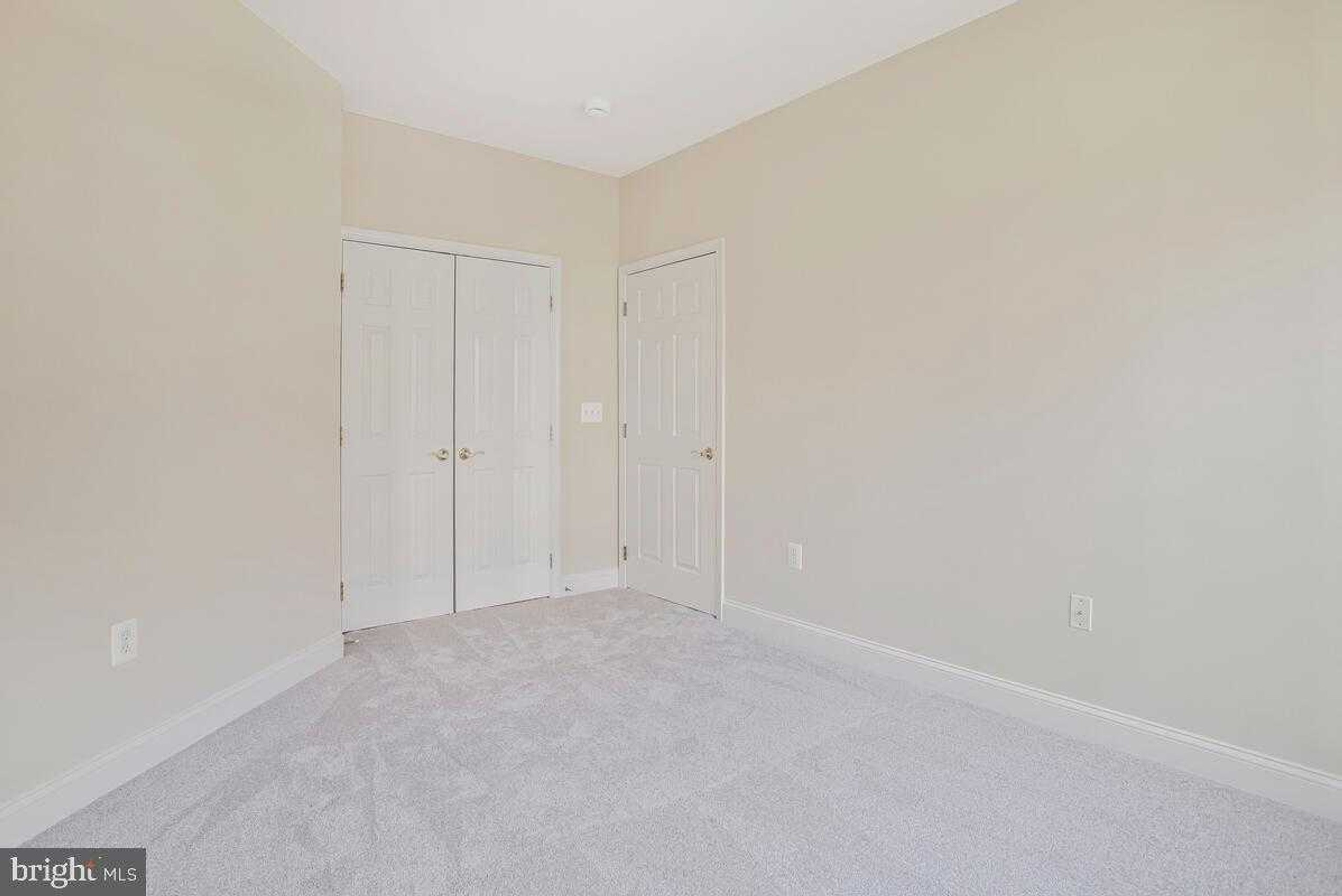2550 Kensington Gdns Unit 205 photo 26