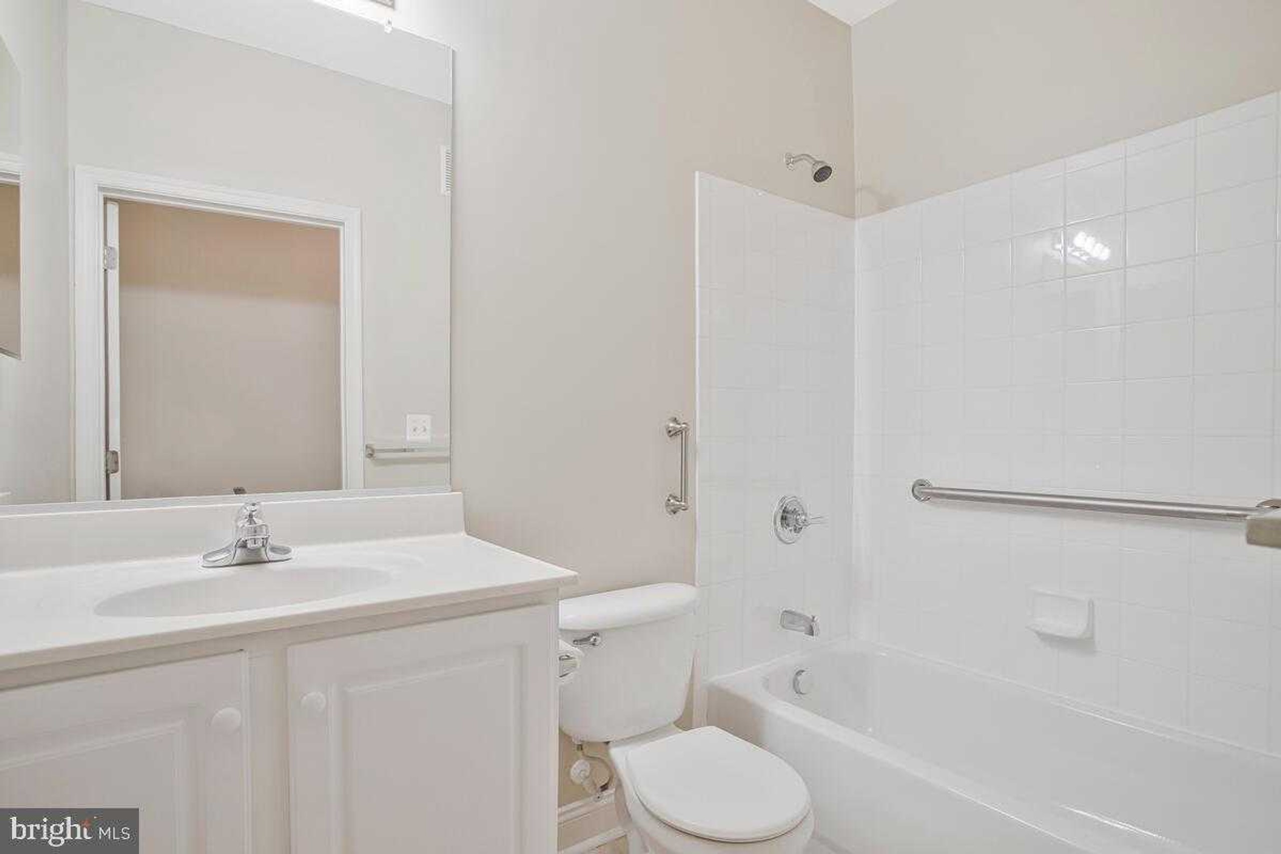 2550 Kensington Gdns Unit 205 photo 27