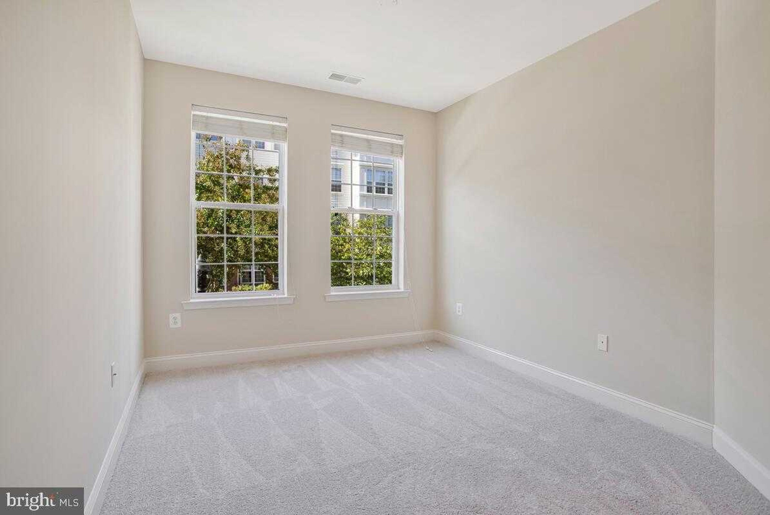 2550 Kensington Gdns Unit 205 photo 28