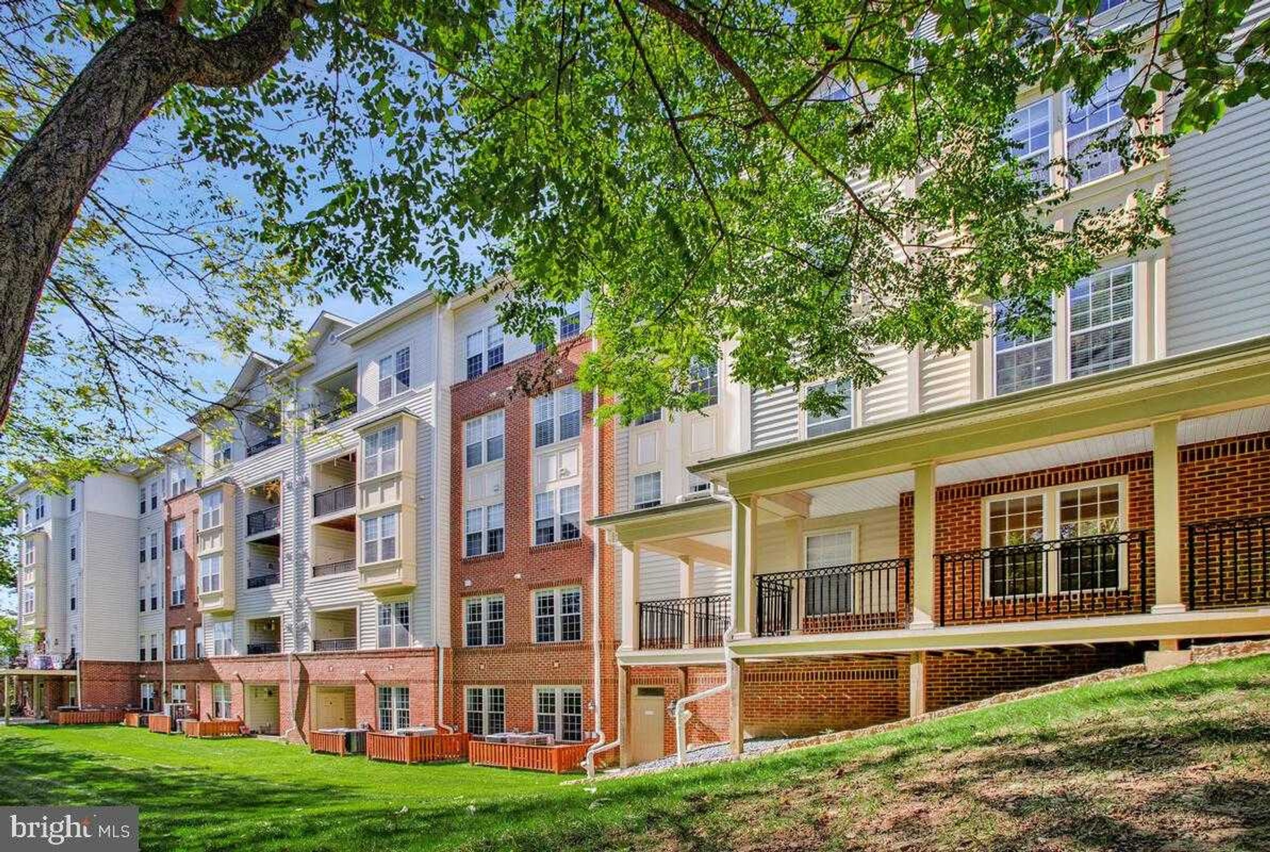 2550 Kensington Gdns Unit 205 photo 3