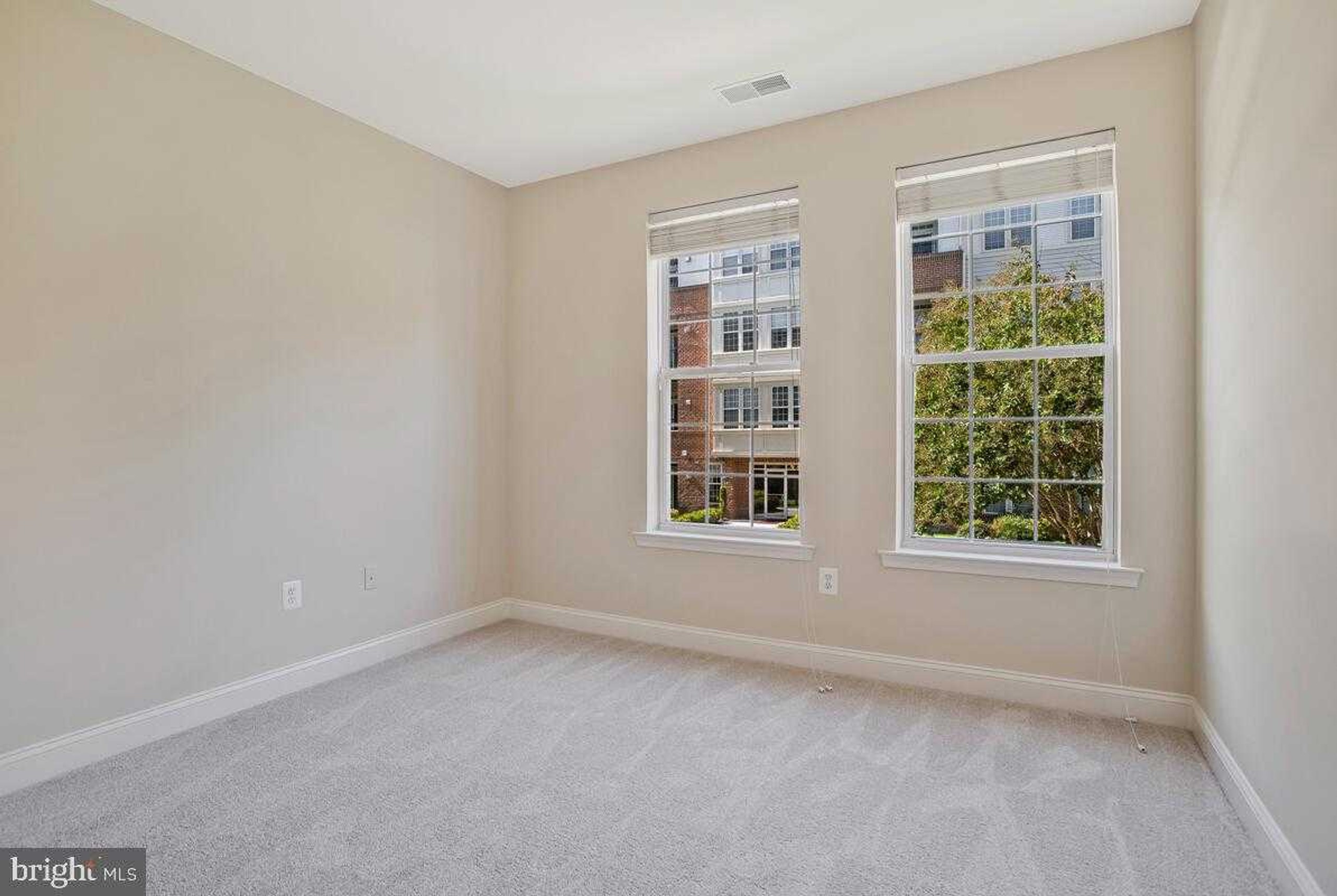 2550 Kensington Gdns Unit 205 photo 30