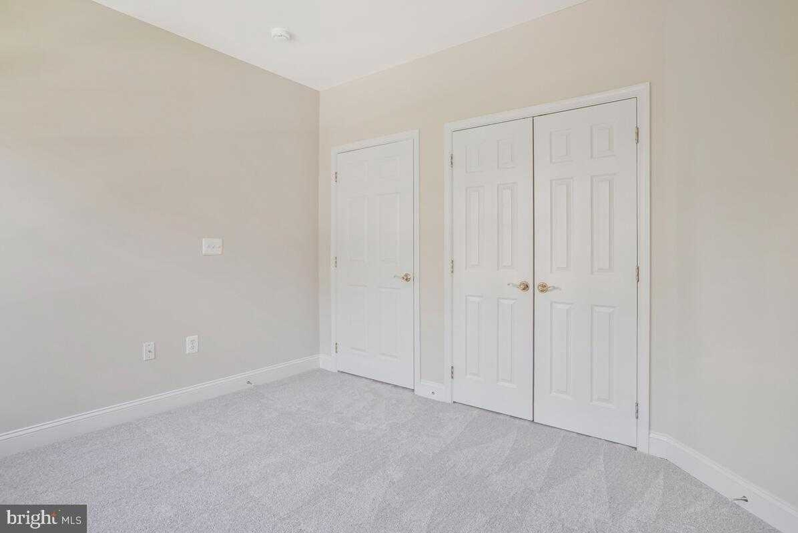 2550 Kensington Gdns Unit 205 photo 31