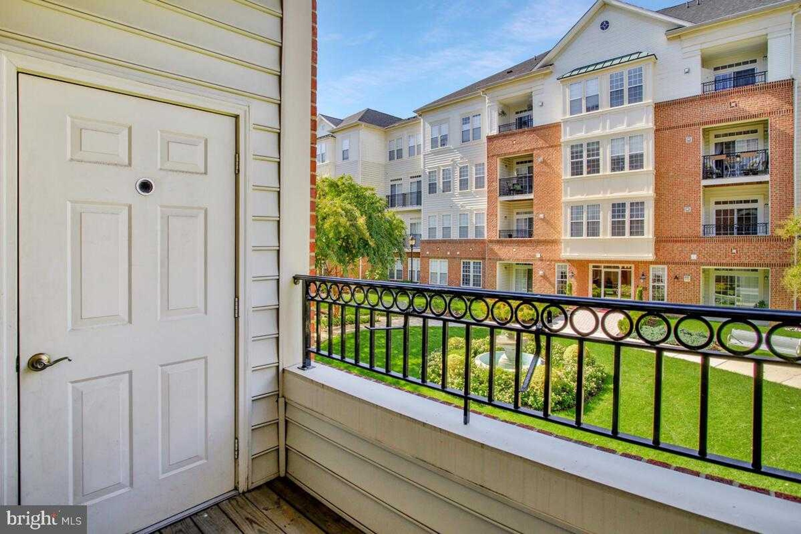 2550 Kensington Gdns Unit 205 photo 33