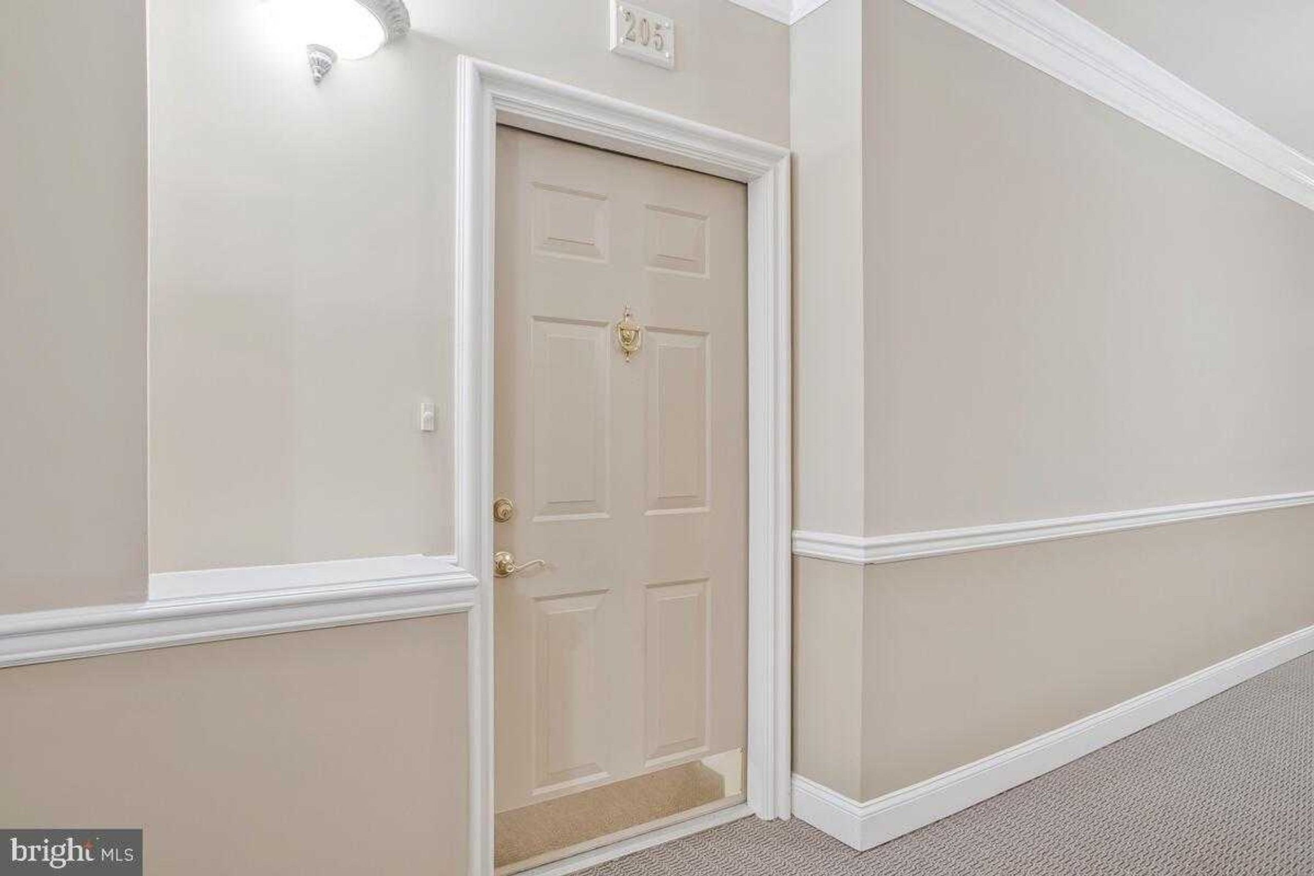 2550 Kensington Gdns Unit 205 photo 37