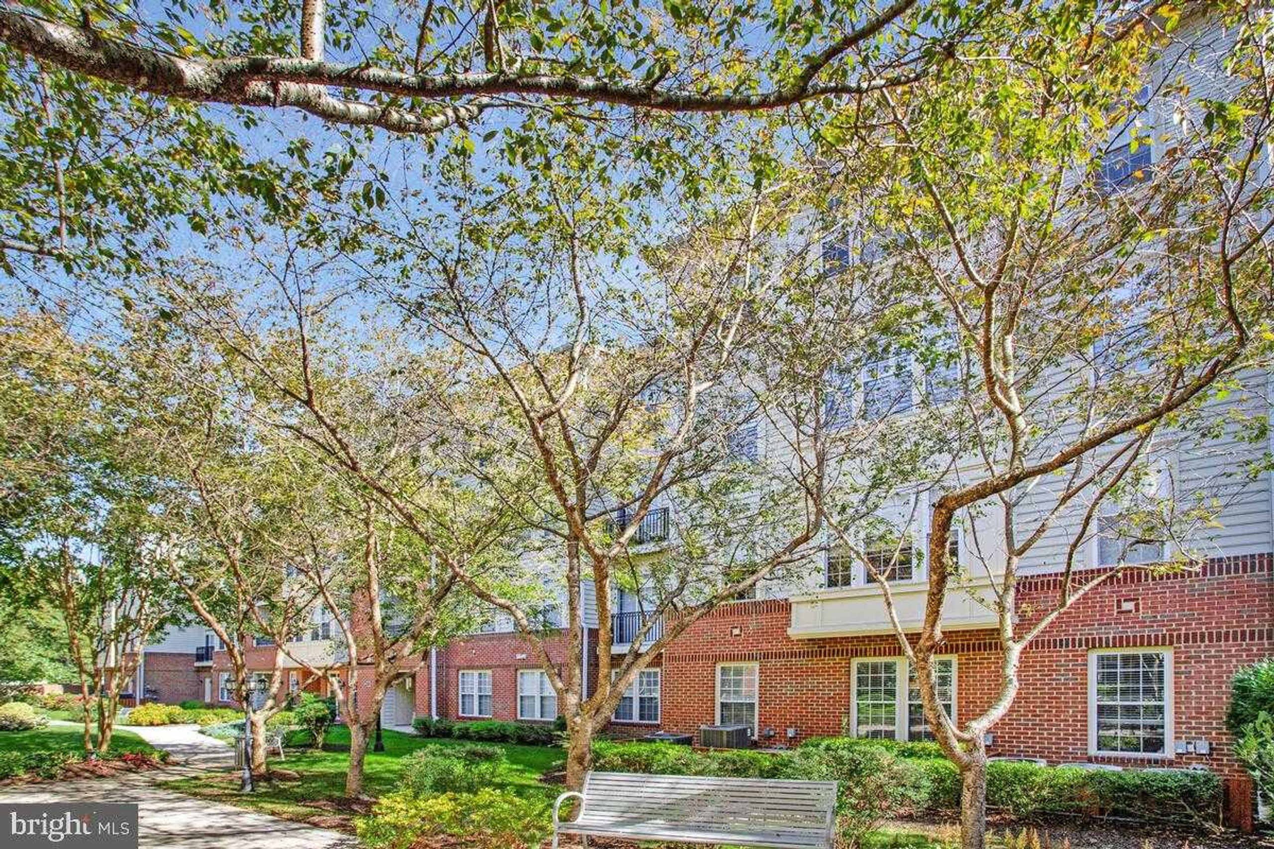 2550 Kensington Gdns Unit 205 photo 38