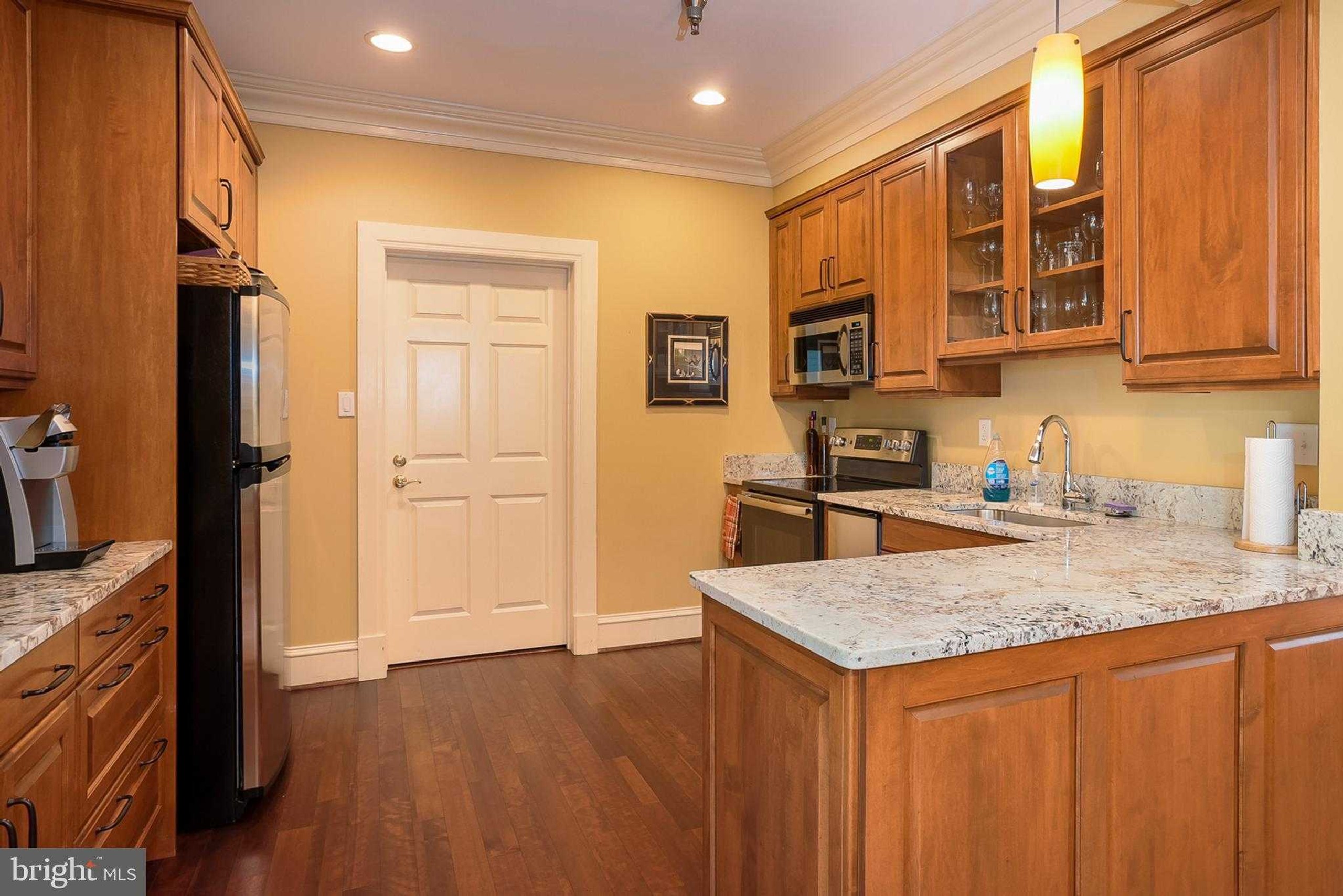 2550 Kensington Gdns Unit 205 photo 43