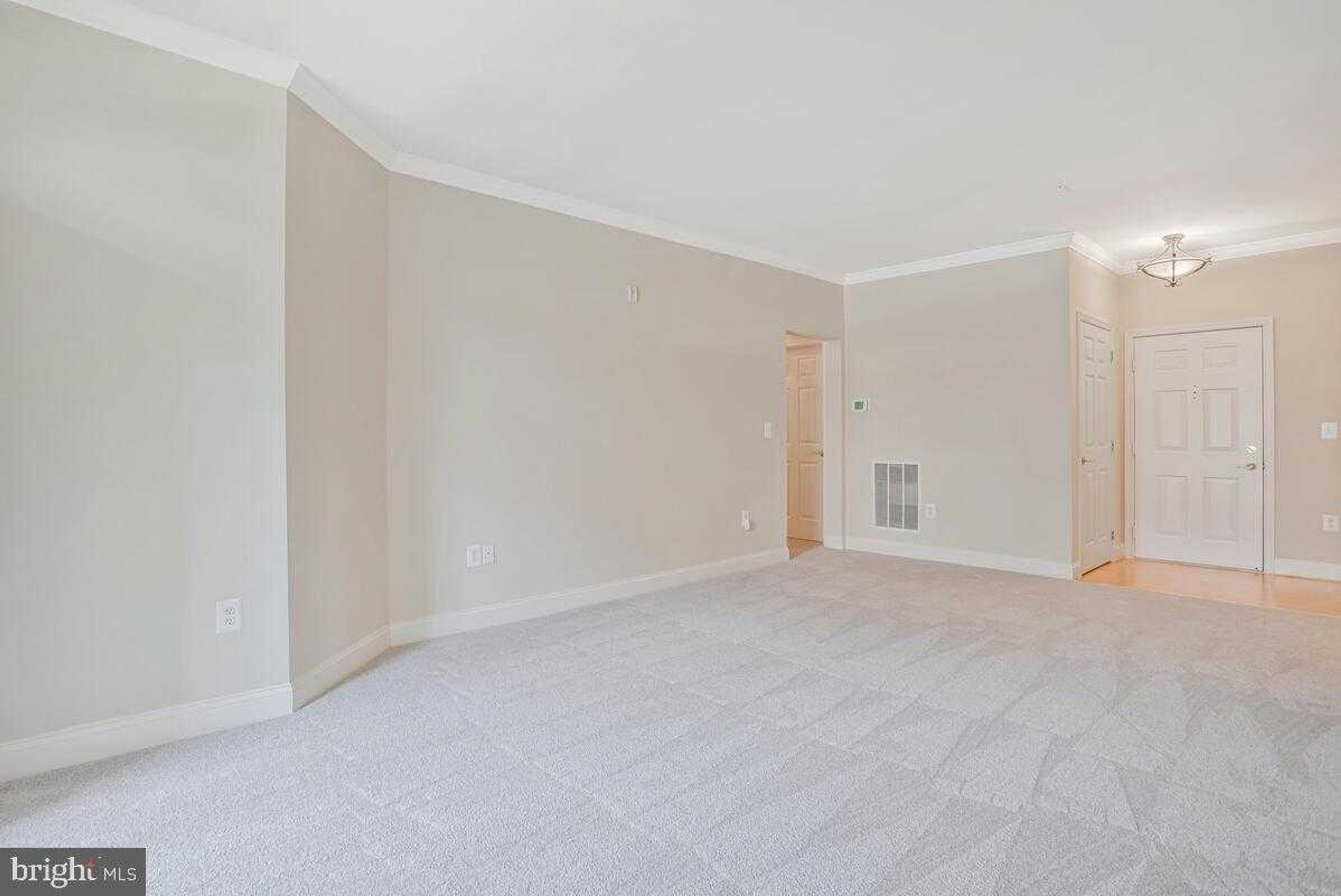 2550 Kensington Gdns Unit 205 photo 9