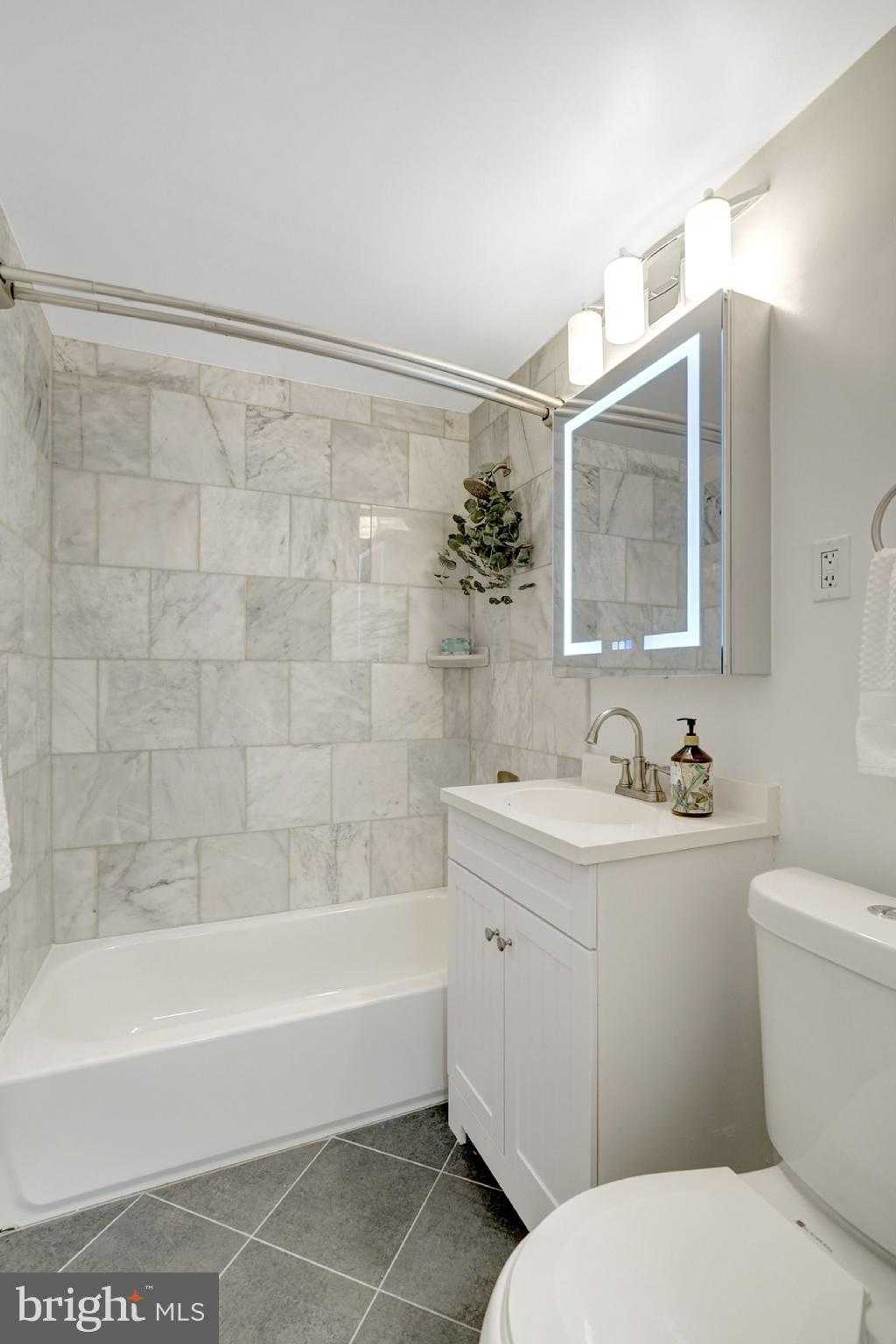 1830 Columbia Pike Apt 107 photo 32