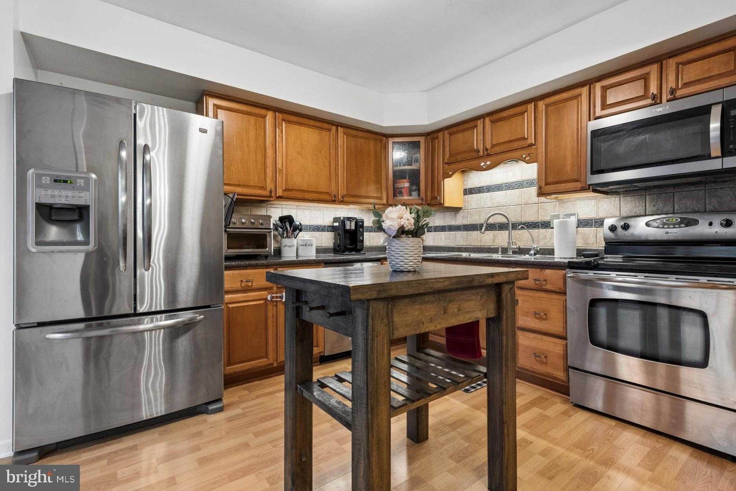 529 Portsmouth CT photo 5