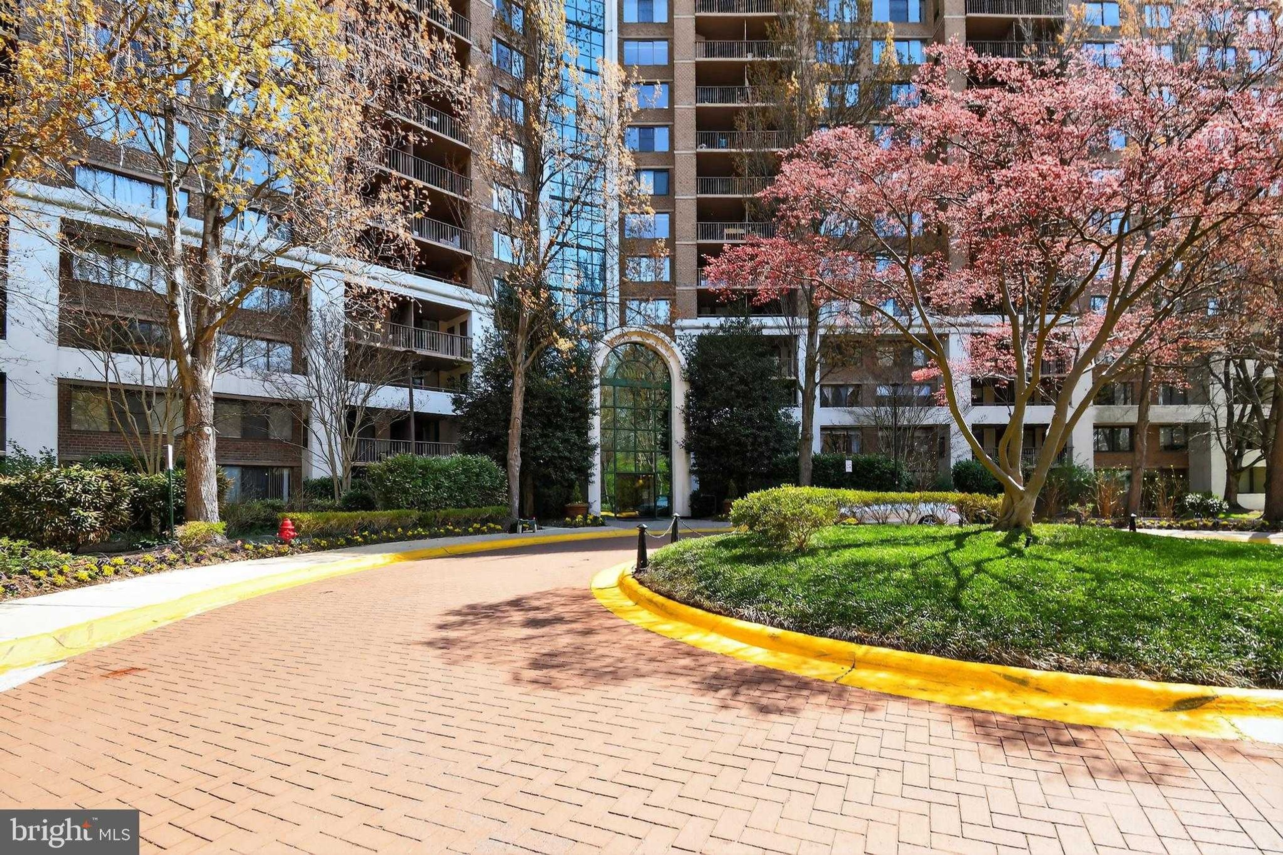 10101 Grosvenor Pl Apt 701, Rockville