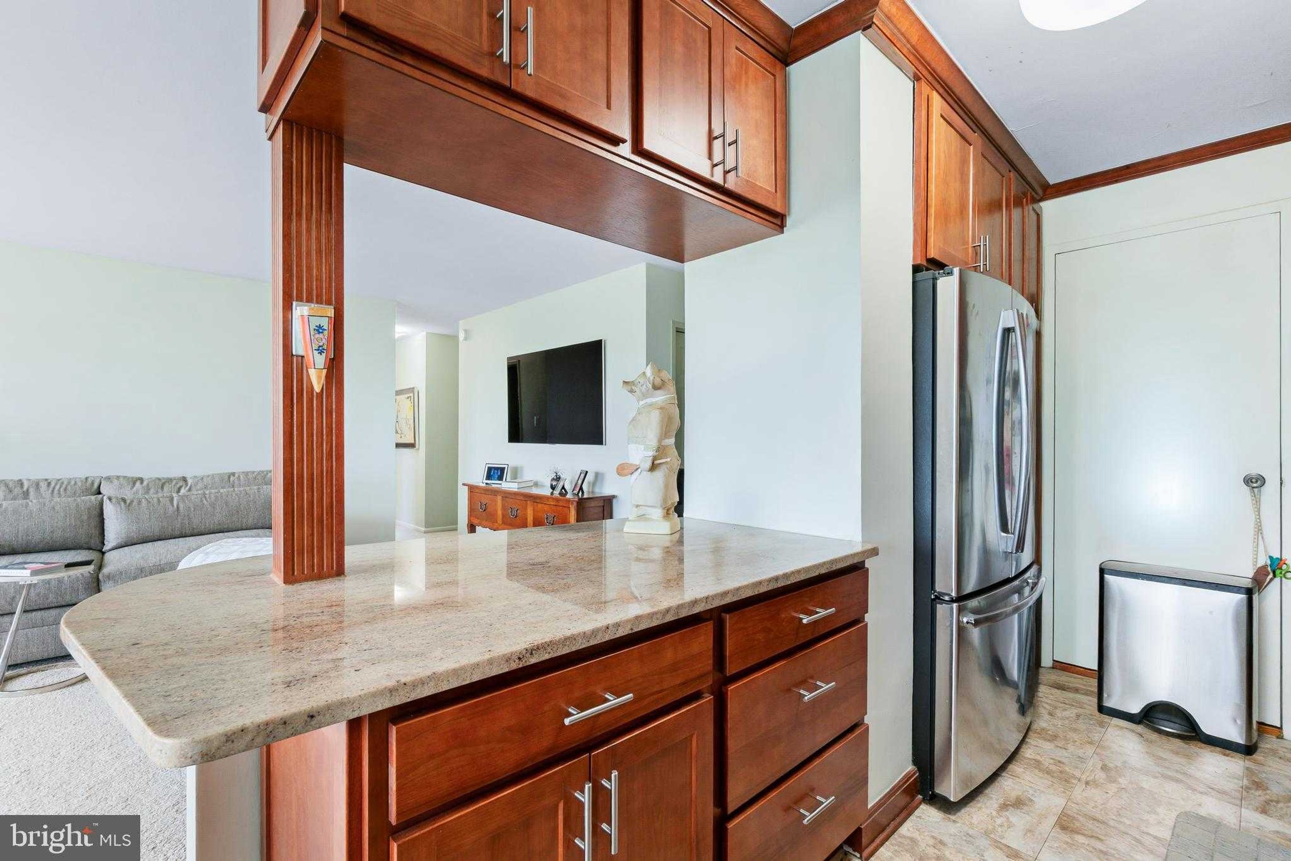 10401 Grosvenor Pl Apt 1009 photo 6