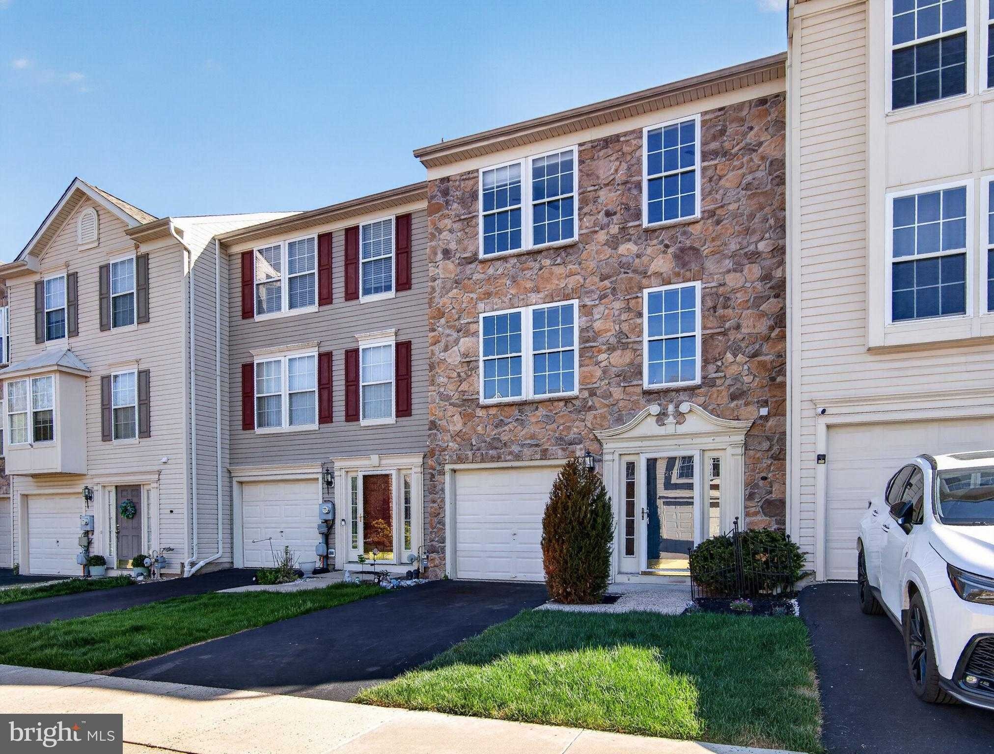 207 Windsor CT photo 2