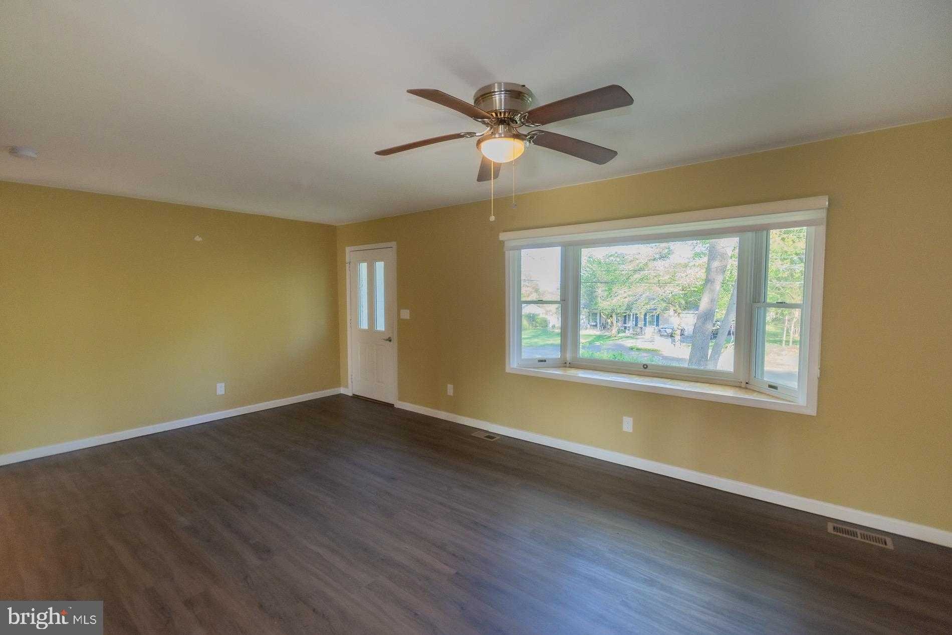 98 Woodcock Ave photo 5
