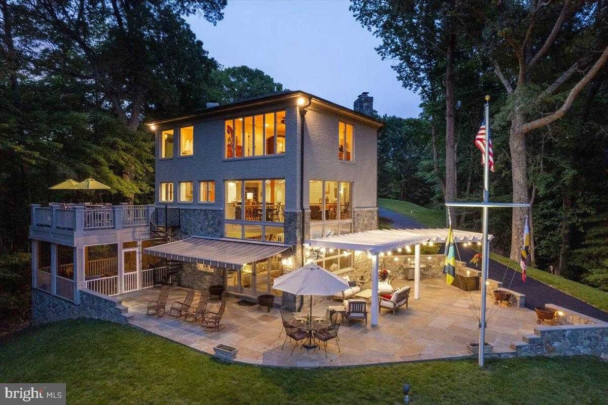 7335 Perry Ln