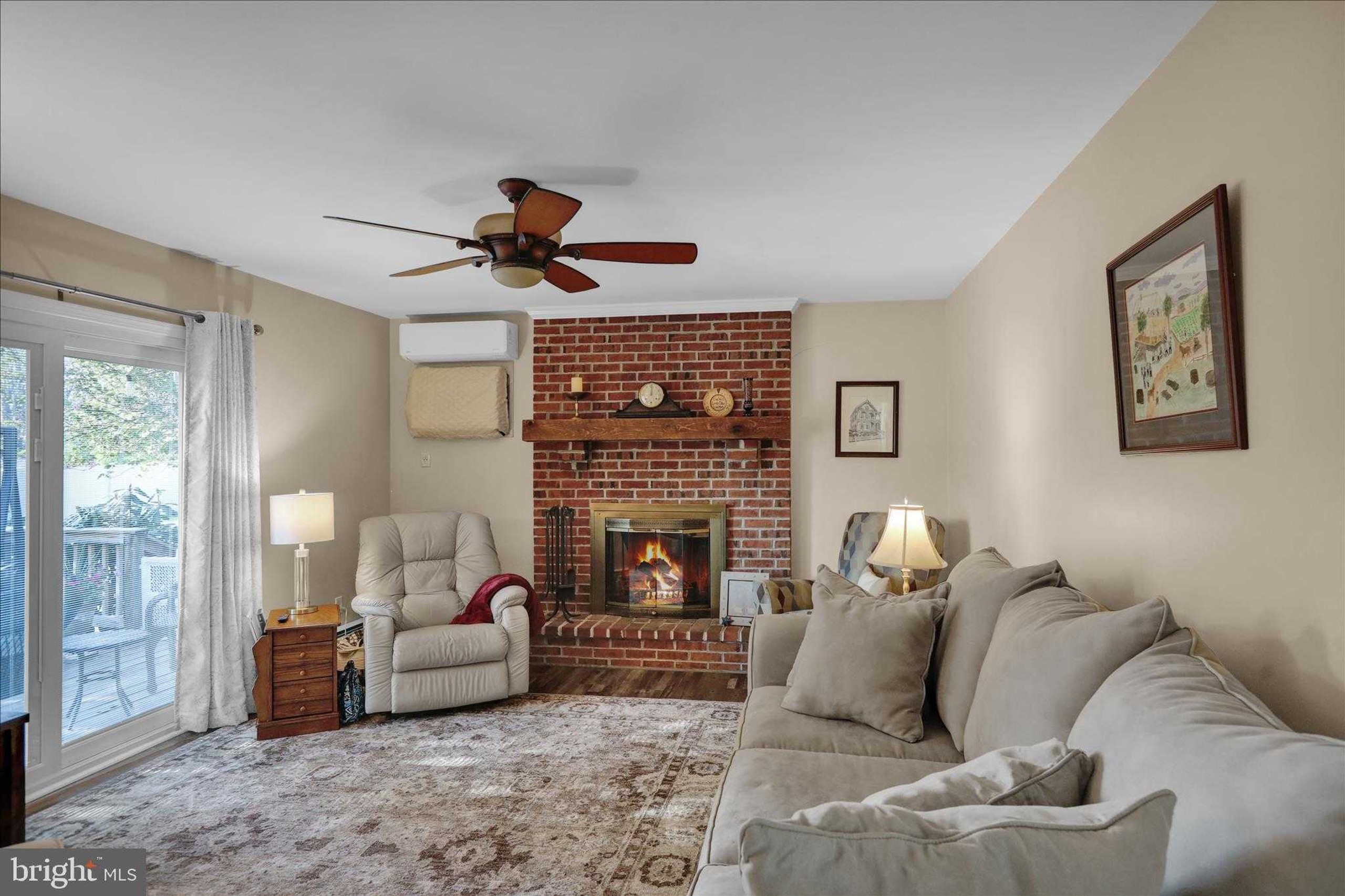 402 Columbus St photo 14