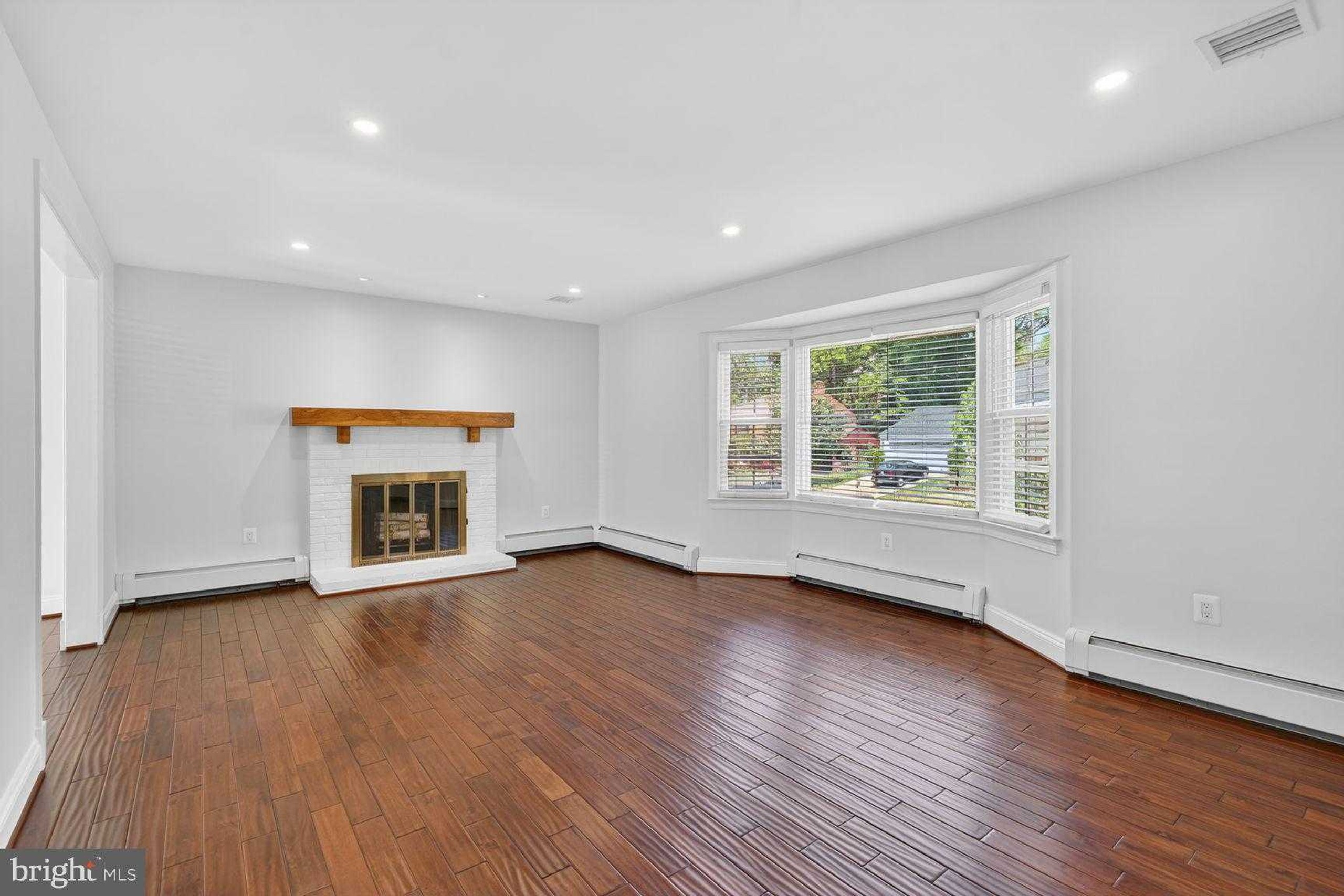 4320 Loyola Ave photo 2
