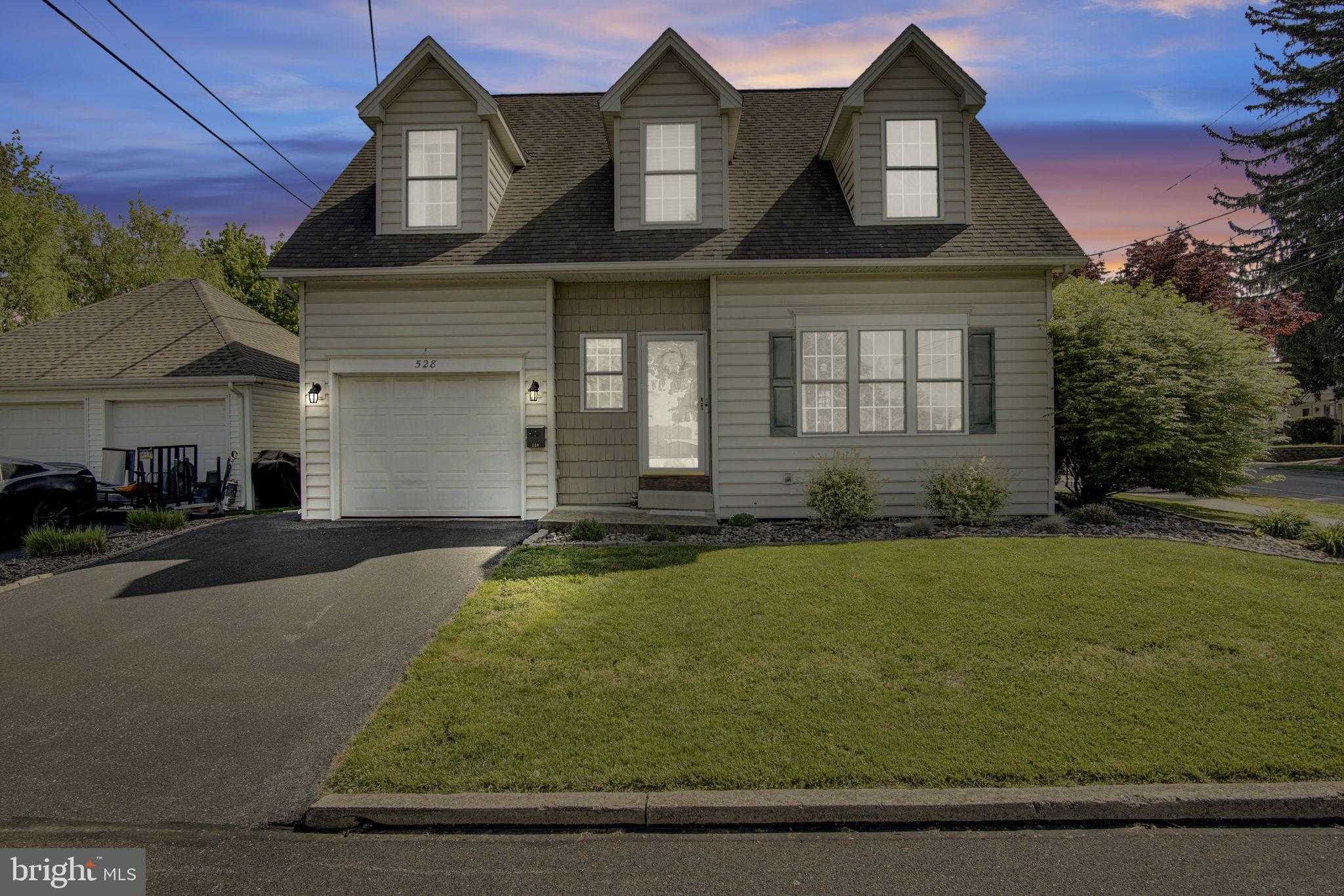 528 W Simpson St, Mechanicsburg