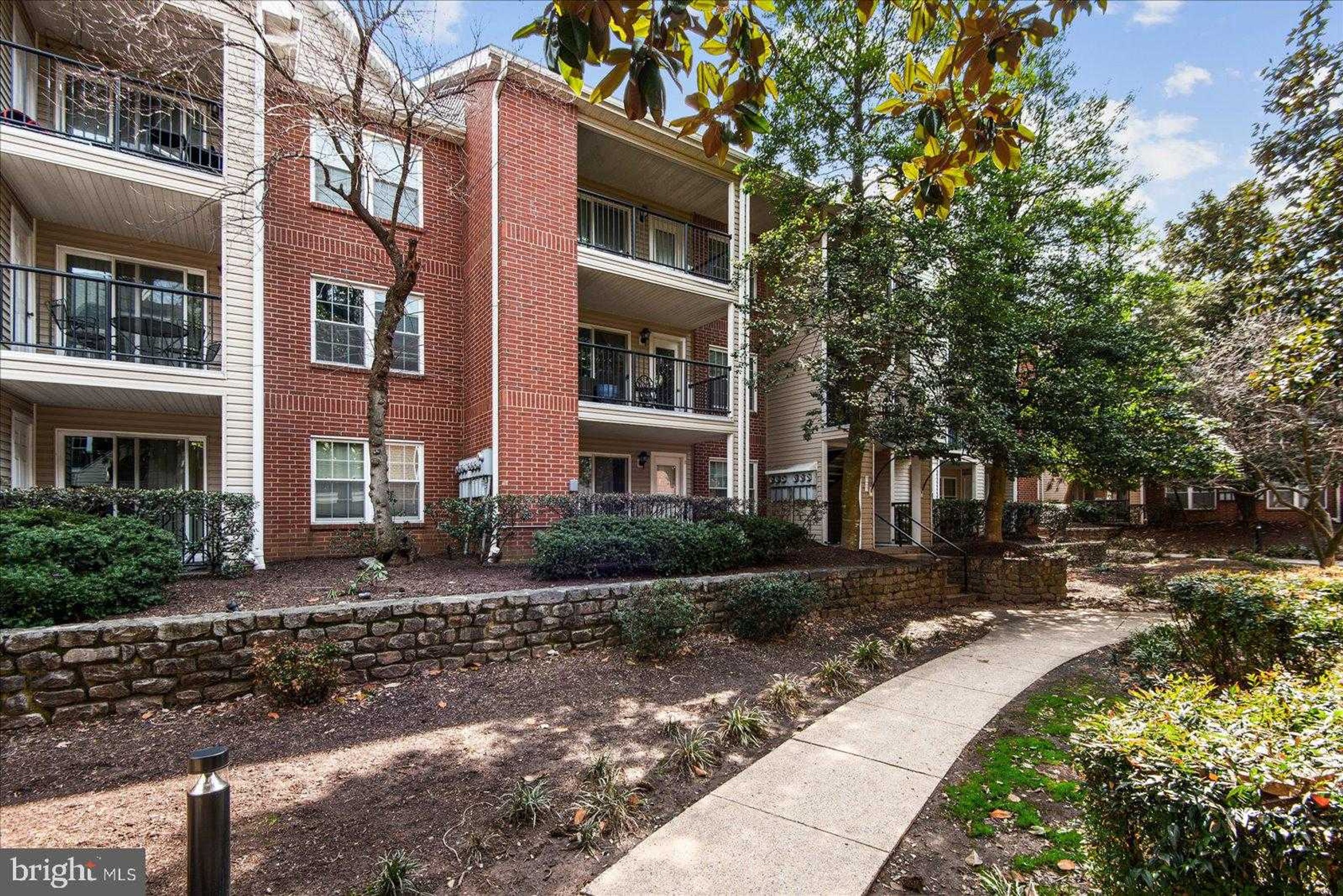 3308 Wyndham Cir Apt 221, Alexandria