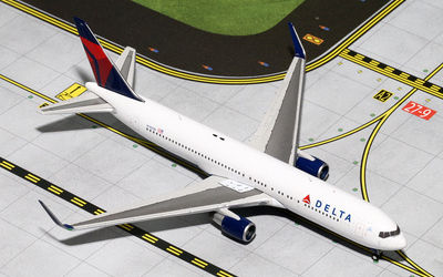 デルタ航空 ボーイング 767-300 w/ Winglets N195DN