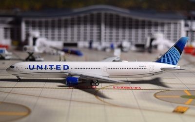 United Airlines Boeing 767-400 N76064