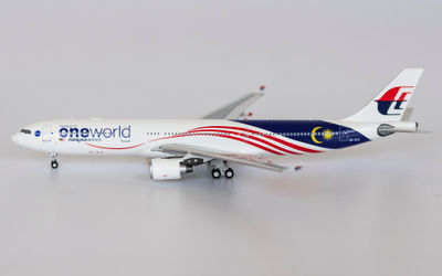 Malaysia Airlines Airbus A330-300 9M-MTE 画像1