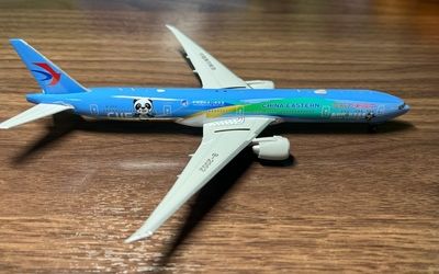 China Eastern Airlines Boeing 777-300ER B-2002 画像1
