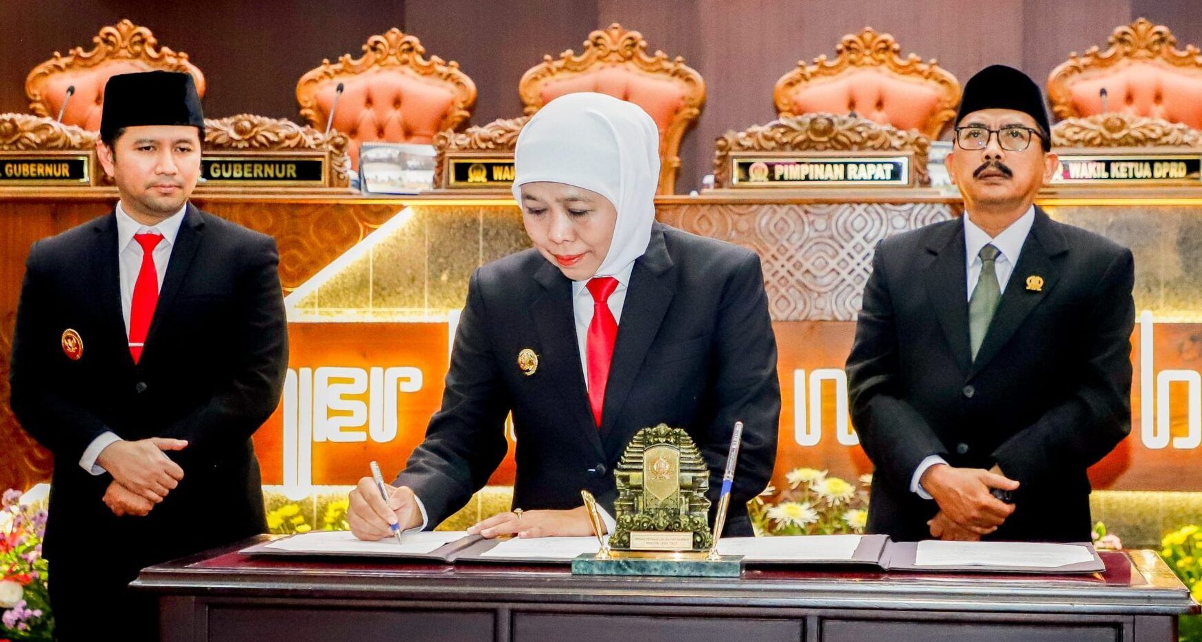 Khofifah dan DPRD Jatim Tandatangani Nota P-APBD 2025