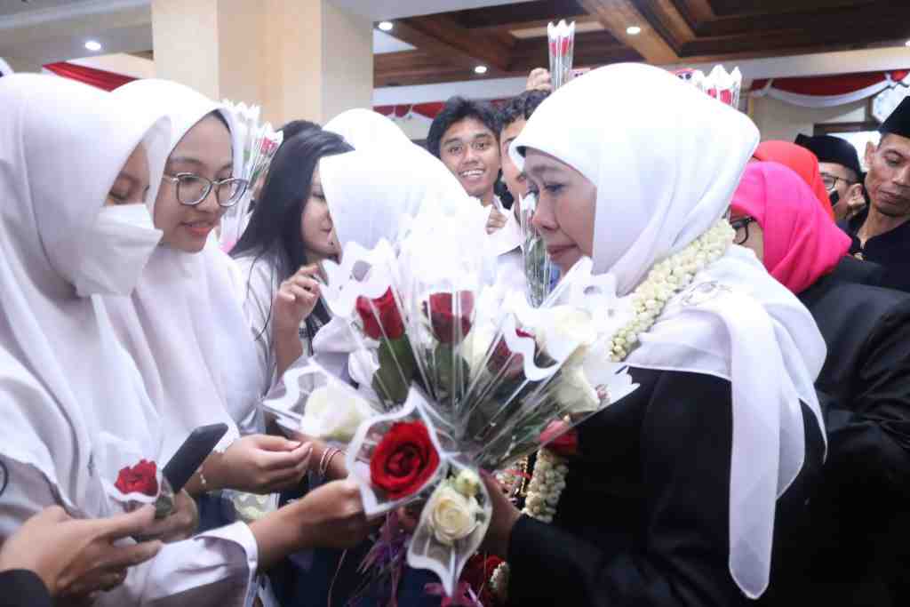Bunga Mawar Untuk Gubernur Jatim