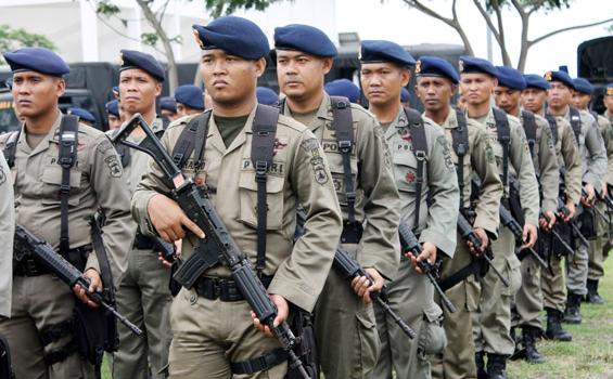 Kisah Brimob Polda Jatim Amankan Perayaan Imlek di Madura