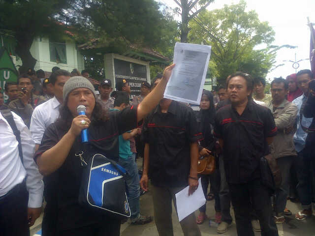 MDW Kutuk Mafia Pendidikan, Kadisdik di demo Massa