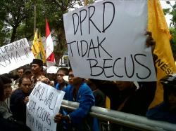 Headline News: Aktivis PMII Sumenep Turun Jalan
