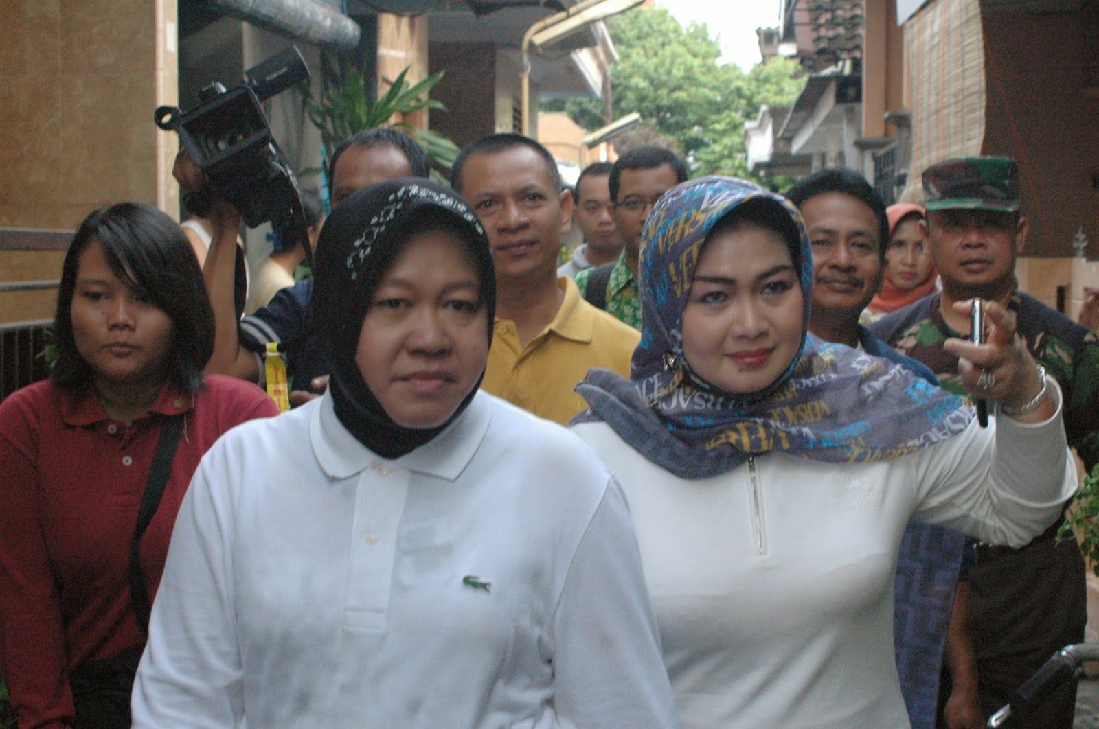 Risma dan Camat Semampir Blusukan