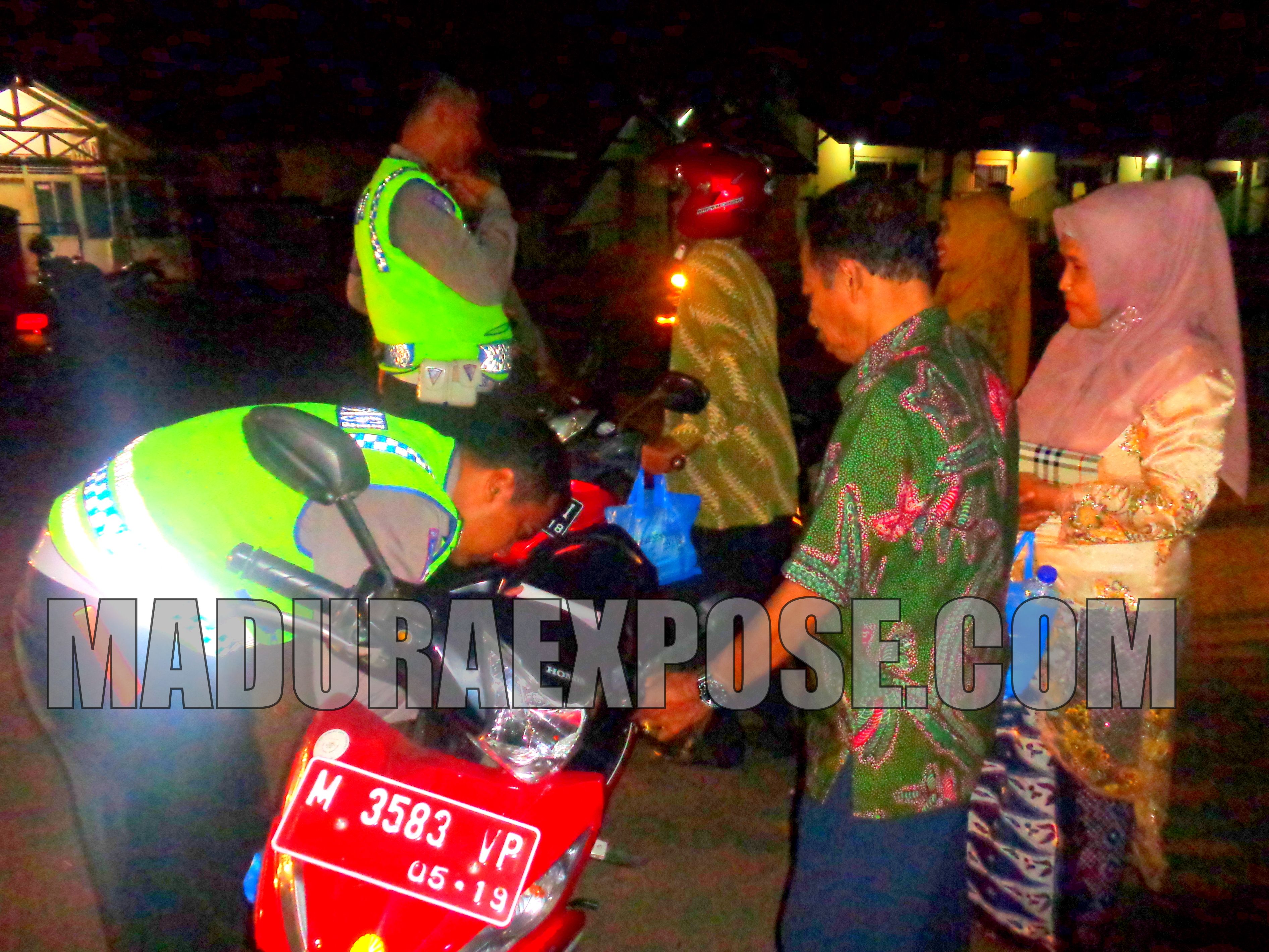 Tak Pakai Helm, Motor Plat Merah Ditilang