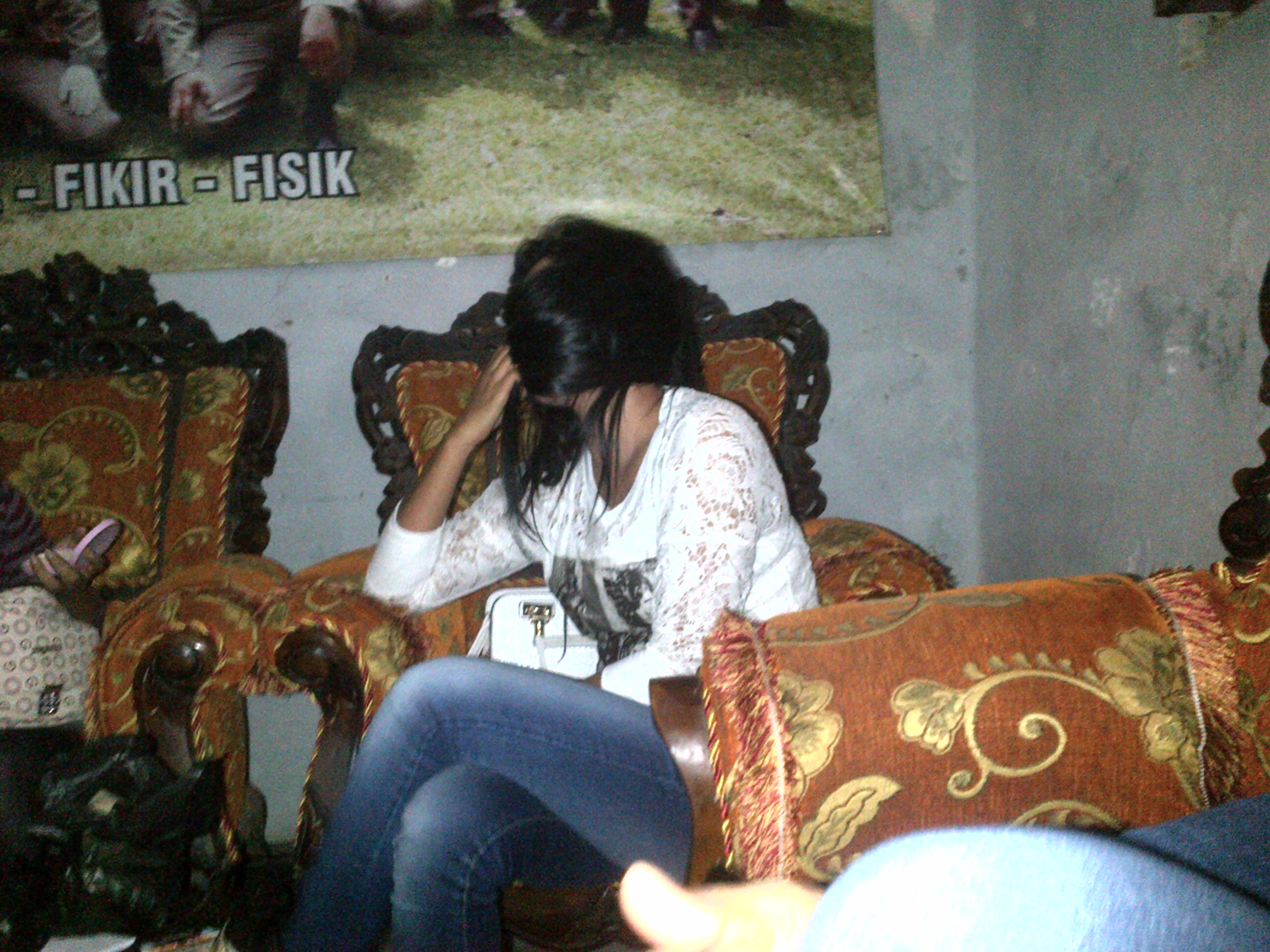Wanita Cantik Asal Lenteng Kepergok Mesum dipasar Anom