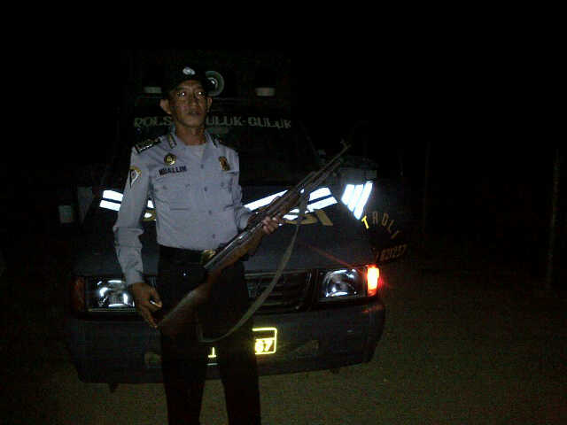 Beredar Foto Polisi Guluk-Guluk Pamer Senapan