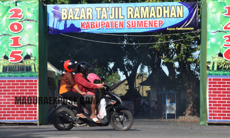 Singkirkan Rok Saat Hendak Naik Motor