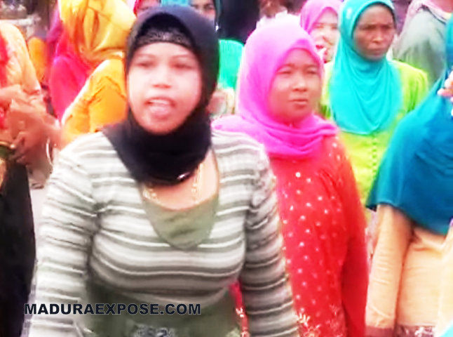 Ibu-Ibu Datangi Kejari, Minta Kades Ikbal ditahan