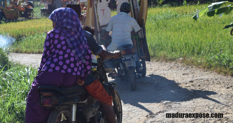 Jalan Mandala di Desa Karay Rusak Parah